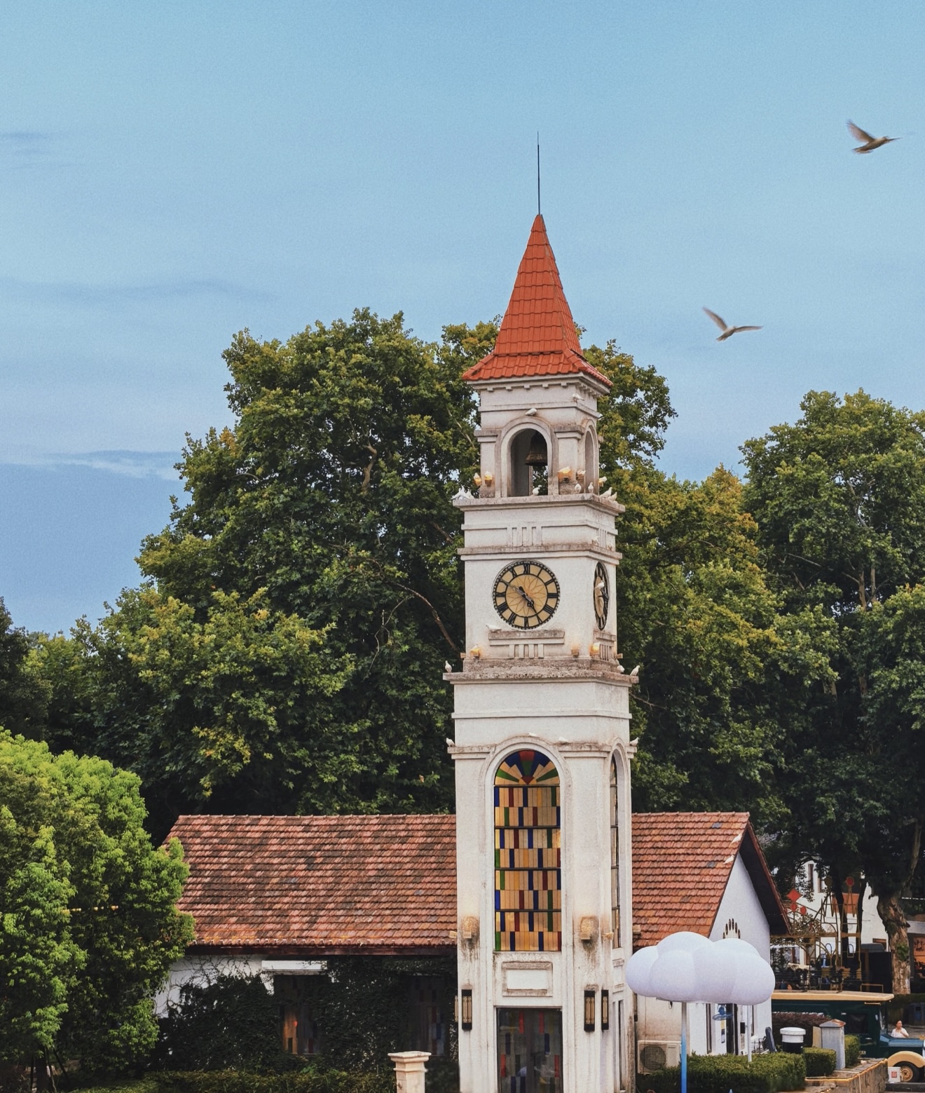 漫步在梧桐夾道的老街,兩旁是青磚灰瓦的復古建築。當秋葉飄落,金黃的梧桐與素雅的牆院相映,每一步都像走在懷舊的詩行裡。 漫步在梧桐夾道的老街,兩旁是青磚灰瓦的復古建築。當秋葉飄落,金黃的梧桐與素雅的牆院相映,每一步都像走在懷舊的詩行裡。