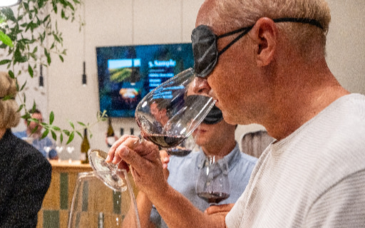 盲品能提升感官體驗,將所有注意力集中在嗅覺與味覺上 盲品能提升感官體驗,將所有注意力集中在嗅覺與味覺上