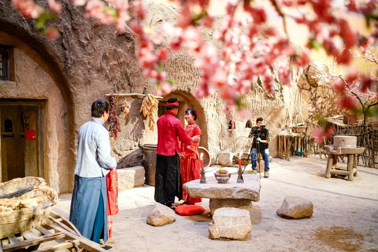 這是白鹿原影視城的特色體驗場景,利用窯洞、石具等關中傳統民居元素,打造復古氛圍。呈現沉浸式影視民俗互動體驗,讓遊客在古舊院落中,借場景還原感受關中婚嫁文化,體驗 “戲裡戲外” 的融合樂趣 這是白鹿原影視城的特色體驗場景,利用窯洞、石具等關中傳統民居元素,打造復古氛圍。呈現沉浸式影視民俗互動體驗,讓遊客在古舊院落中,借場景還原感受關中婚嫁文化,體驗 “戲裡戲外” 的融合樂趣