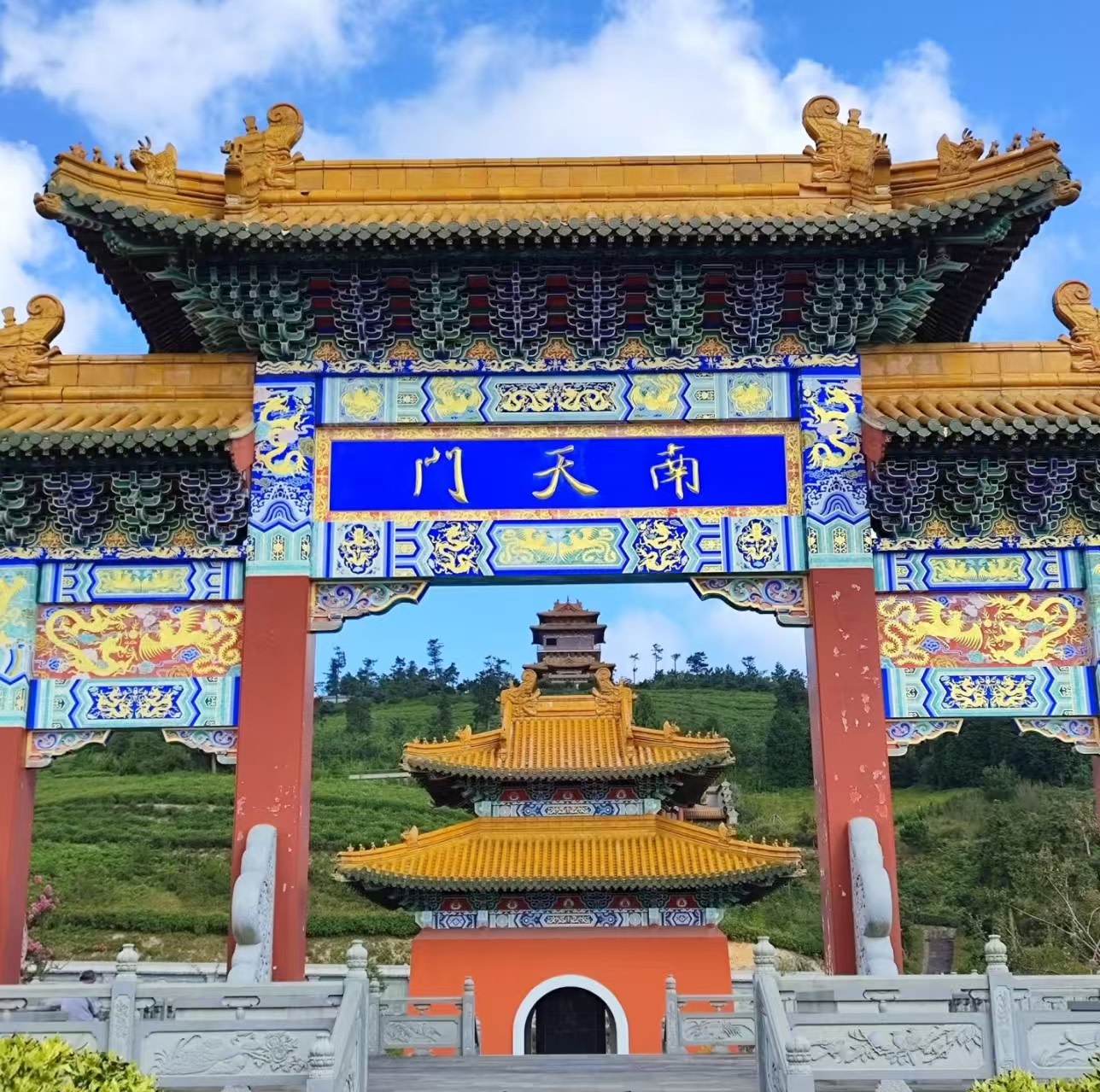 南天門位於衡山海拔1100米處，是衡山前後山的分界，山門恢弘古樸，登頂此處可遠眺群山連綿、雲霧繚繞，彷彿置身仙境，盡顯衡山壯闊氣勢