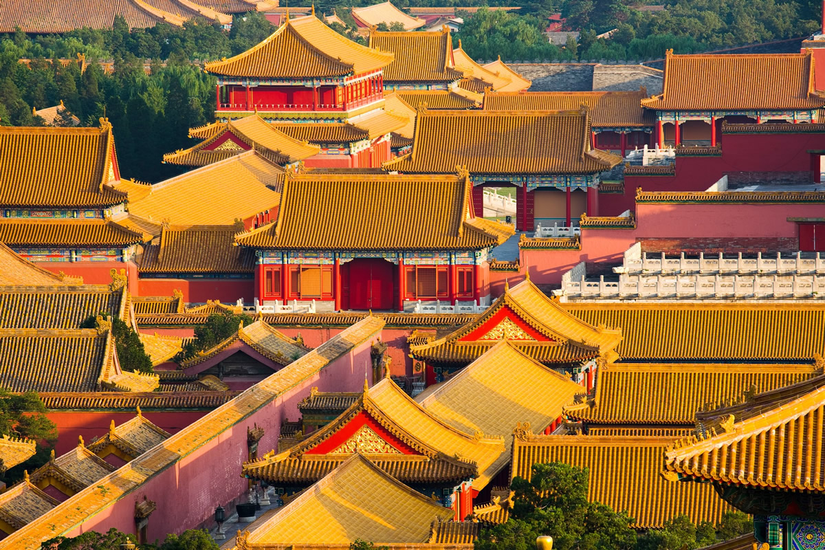 Finally, you will visit the Imperial Garden that contains more than 20 different types of pavilions, terraces and towers. Be immersed in their history explained by your licensed and passionate guide.