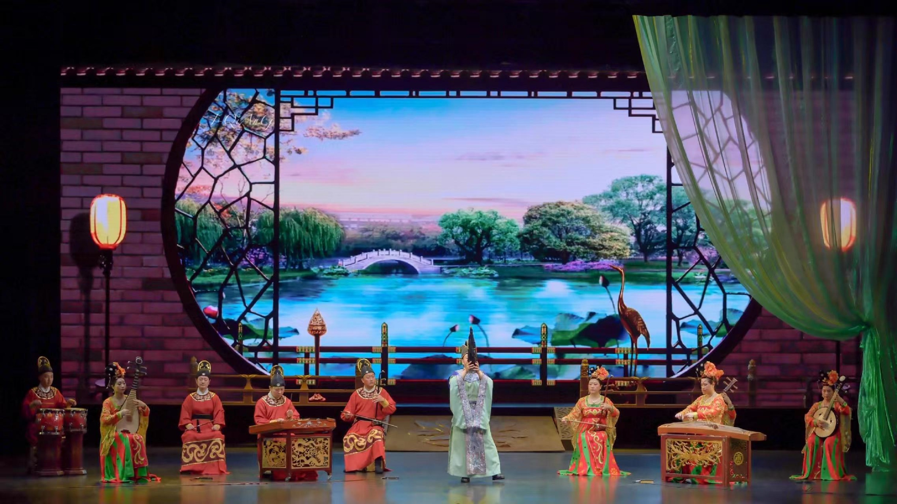 笙獨奏——《春鶯囀》傳說唐太宗冊封太子典禮之時,恰逢黃鶯飛過視為吉祥之意,遂命樂官譜曲慶賀而由此得名,此曲歡快清脆,婉轉動聽,是盛唐樂舞代表作之一 笙獨奏——《春鶯囀》傳說唐太宗冊封太子典禮之時,恰逢黃鶯飛過視為吉祥之意,遂命樂官譜曲慶賀而由此得名,此曲歡快清脆,婉轉動聽,是盛唐樂舞代表作之一