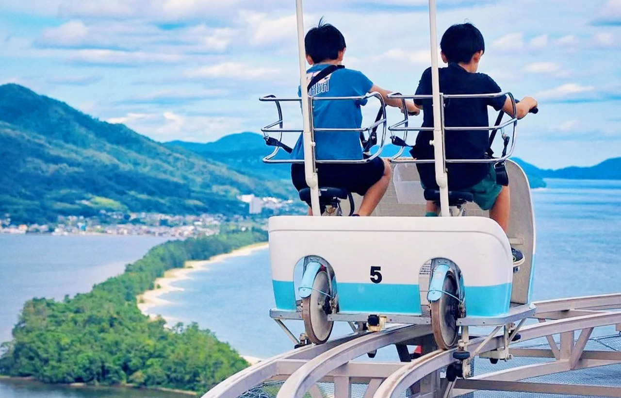 天橋立遊樂園ViewLand的空中自行車等多種遊樂設施，邊玩邊賞景樂趣十足