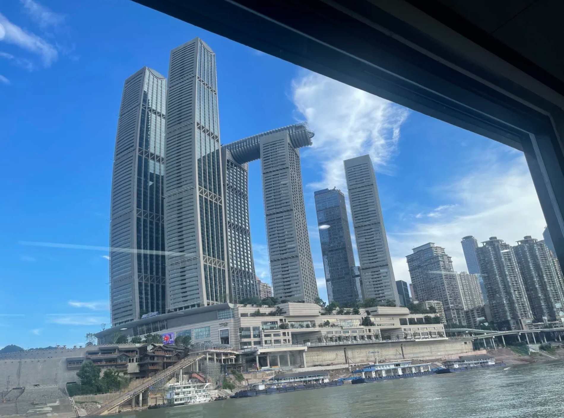 能近距離觀賞嘉陵江多座大橋的航線,航行中可依次捕捉千廝門嘉陵江大橋的流線型身姿、黃花園大橋的車水馬龍、曾家巖大橋的簡約設計、嘉華軌道專用橋的層疊結構 能近距離觀賞嘉陵江多座大橋的航線,航行中可依次捕捉千廝門嘉陵江大橋的流線型身姿、黃花園大橋的車水馬龍、曾家巖大橋的簡約設計、嘉華軌道專用橋的層疊結構