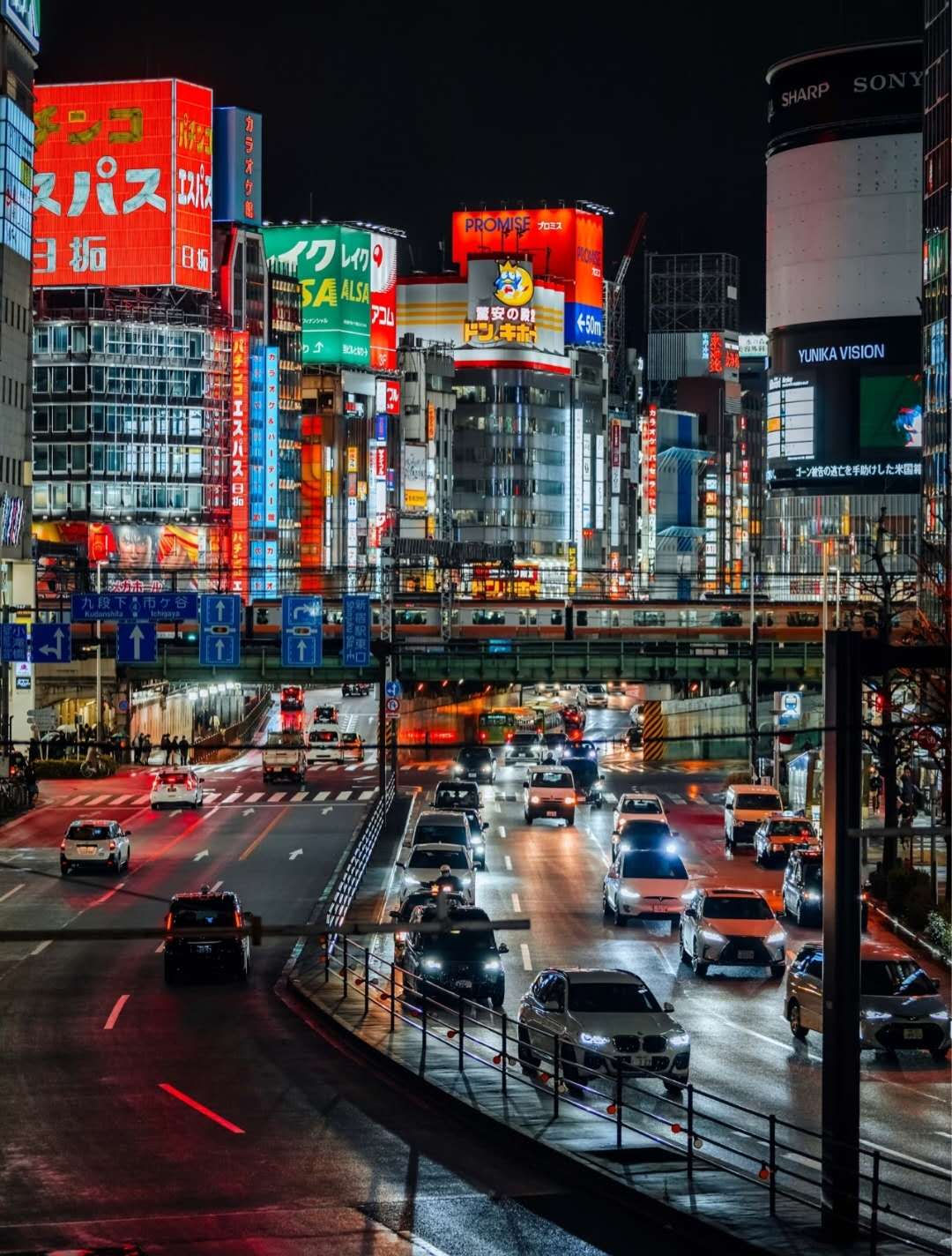 東京最耀眼的不夜城，霓虹閃爍間藏著最迷人的都市菸火