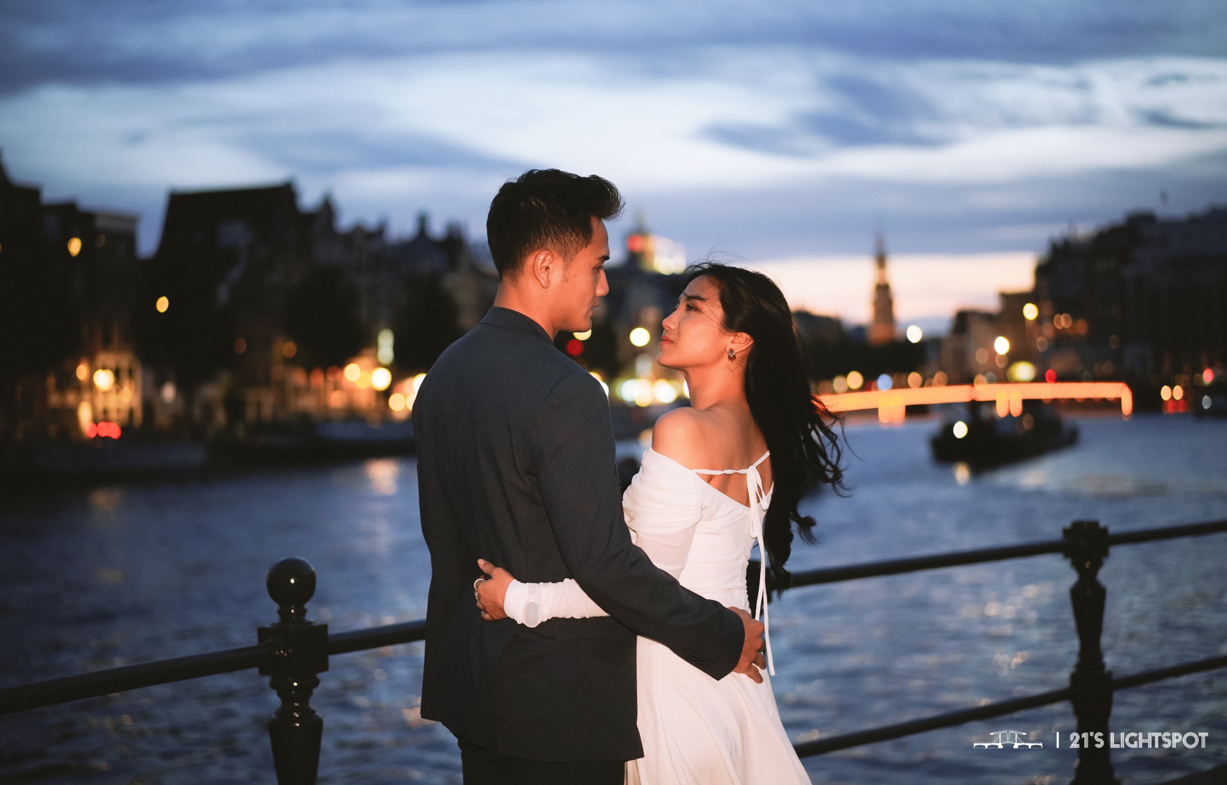 與摯愛之人一同漫步溫柔夜晚。 與摯愛之人一同漫步溫柔夜晚。