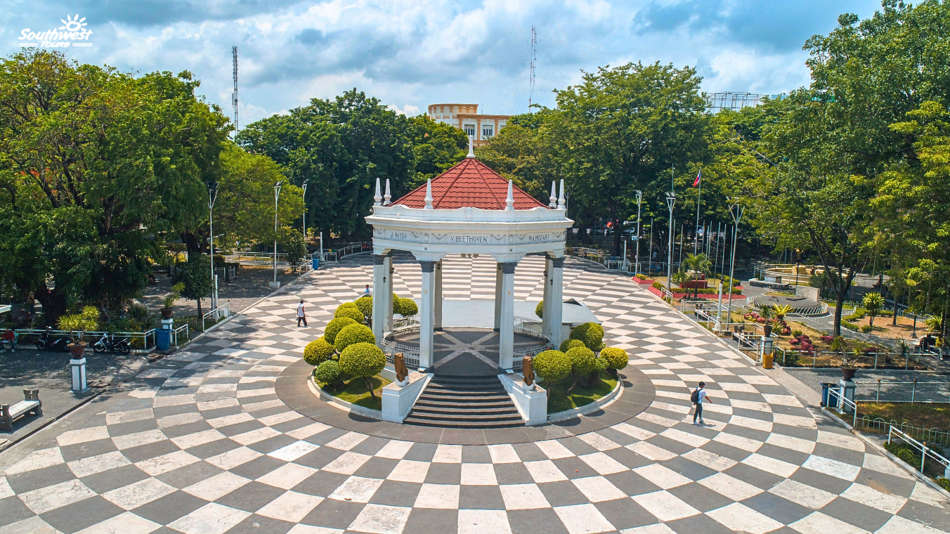 巴科羅廣場位於聖賽巴斯汀大教堂附近，是巴科羅市的標誌性地標。