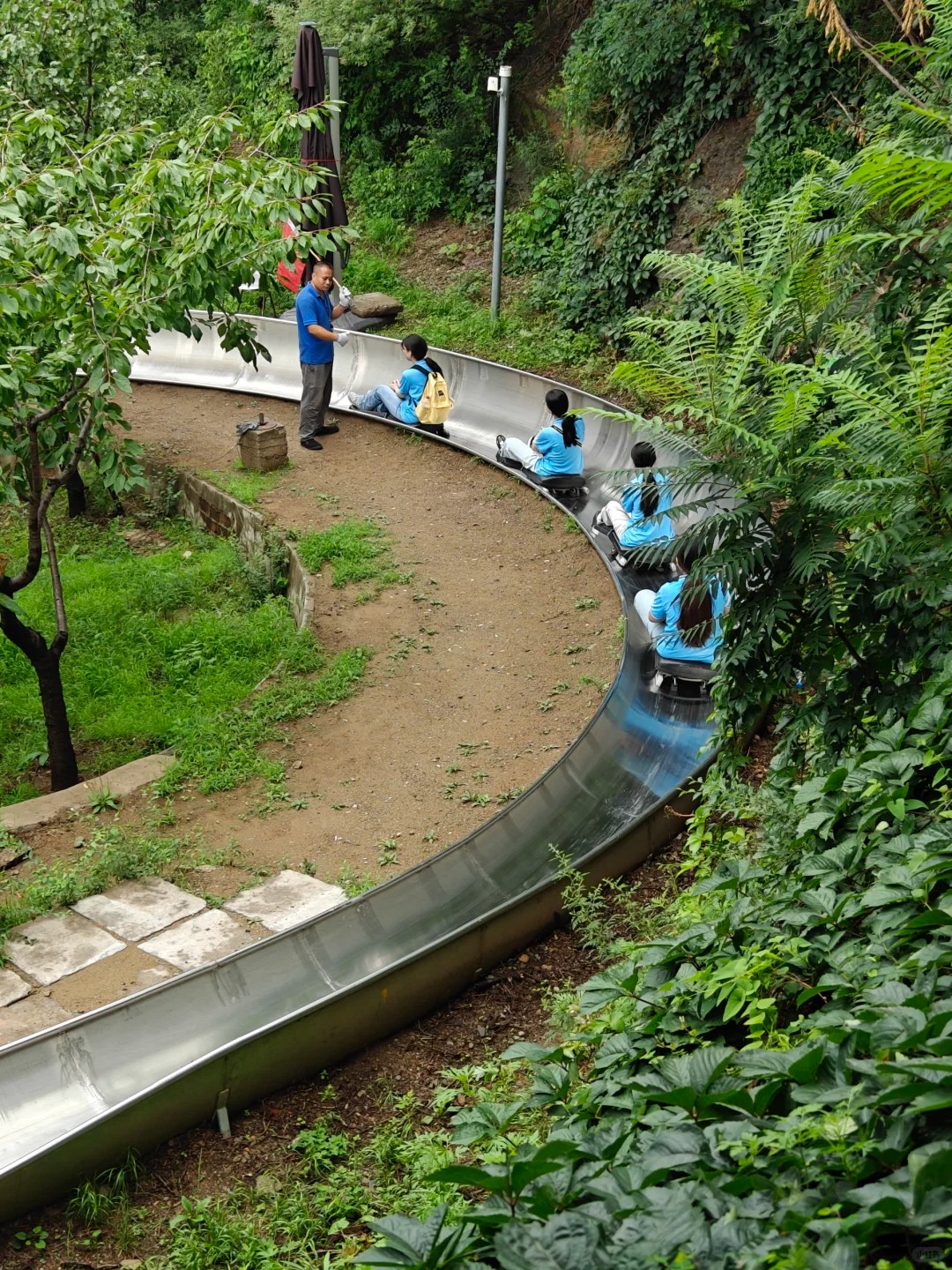 慕田峪長城滑道是根據山勢建造的娛樂項目，全長1580
米，採用德國威崗公司生產的不鏽鋼槽式滑道，從六號
敵樓滑到長城腳下，是一種快速的下山方式，類似於旱
地雪機。
體驗感受：滑道利用物理知識原理，使滑車沿著高山從
高處到低處滑下，在滑行過程中可以體驗貼地飛翔的樂
趣，速度可由乘客自行控制。