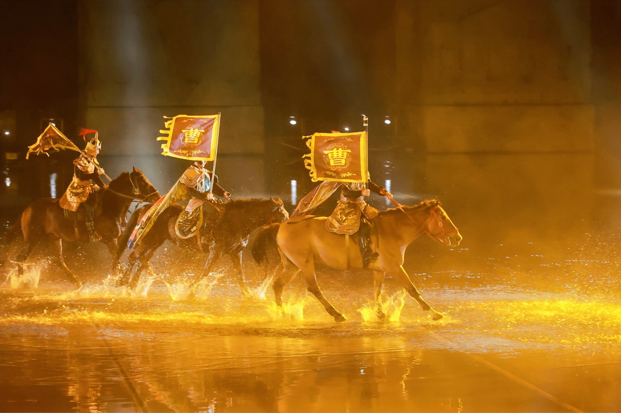 烽菸三國：在忠縣山水劇場，看戰馬嘶鳴、水火特效，身臨其境重溫赤壁之戰與忠義傳奇，沉浸體驗一場震撼的史詩大秀。