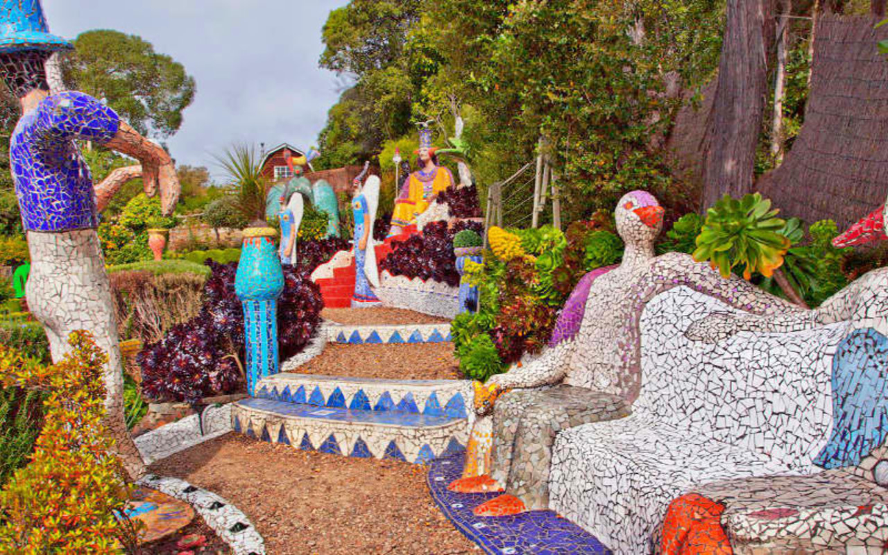 探索馬賽克藝術與奇幻角色的繽紛世界