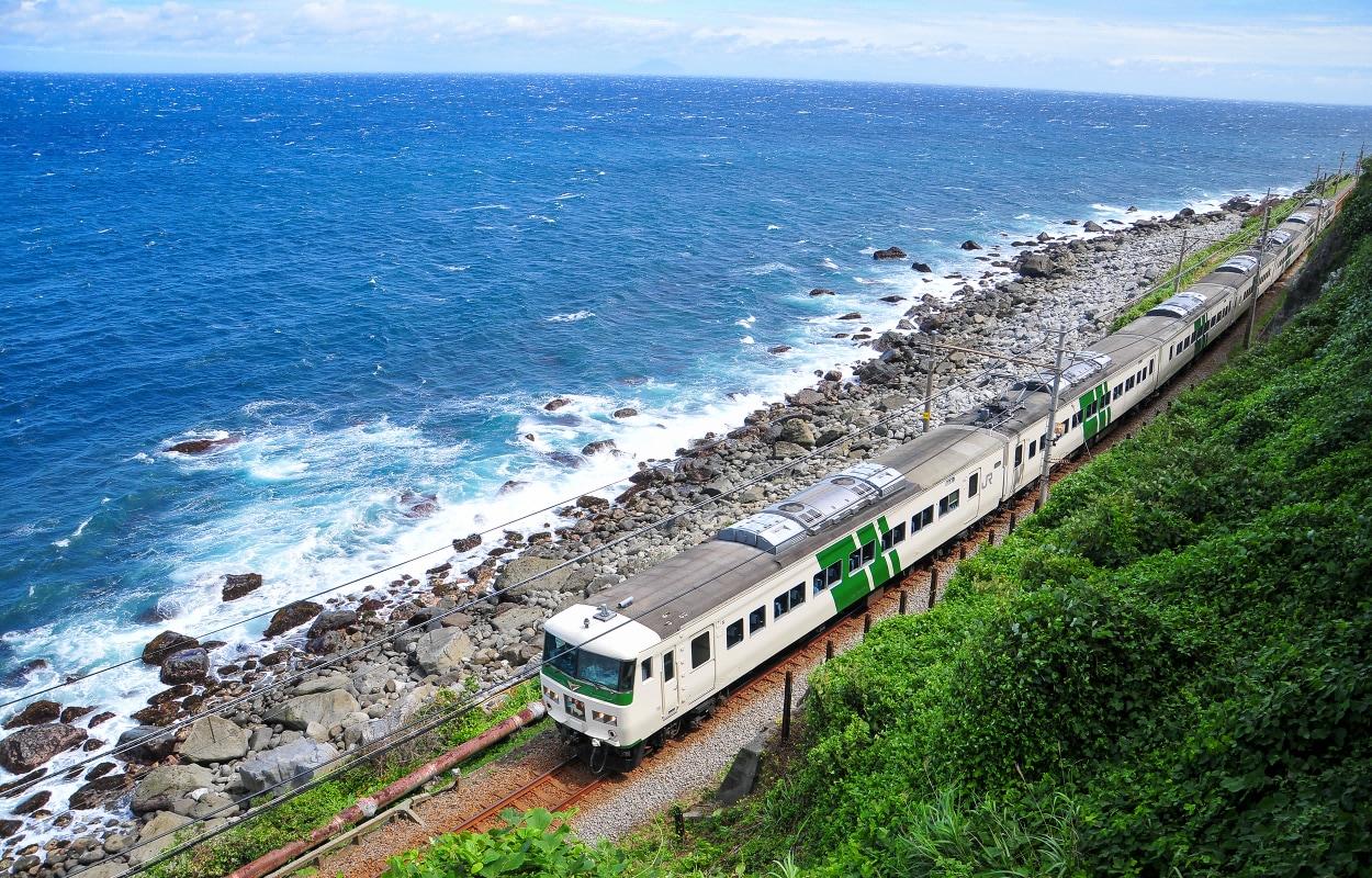 伊豆觀海列車是日本最著名的海景列車之一,沿途風景如畫,海天一色。被譽為“最美的海景”在“伊豆熱川-片瀨白田-伊豆稻取”列車也在會在這一段稍稍降速。 伊豆觀海列車是日本最著名的海景列車之一,沿途風景如畫,海天一色。被譽為“最美的海景”在“伊豆熱川-片瀨白田-伊豆稻取”列車也在會在這一段稍稍降速。