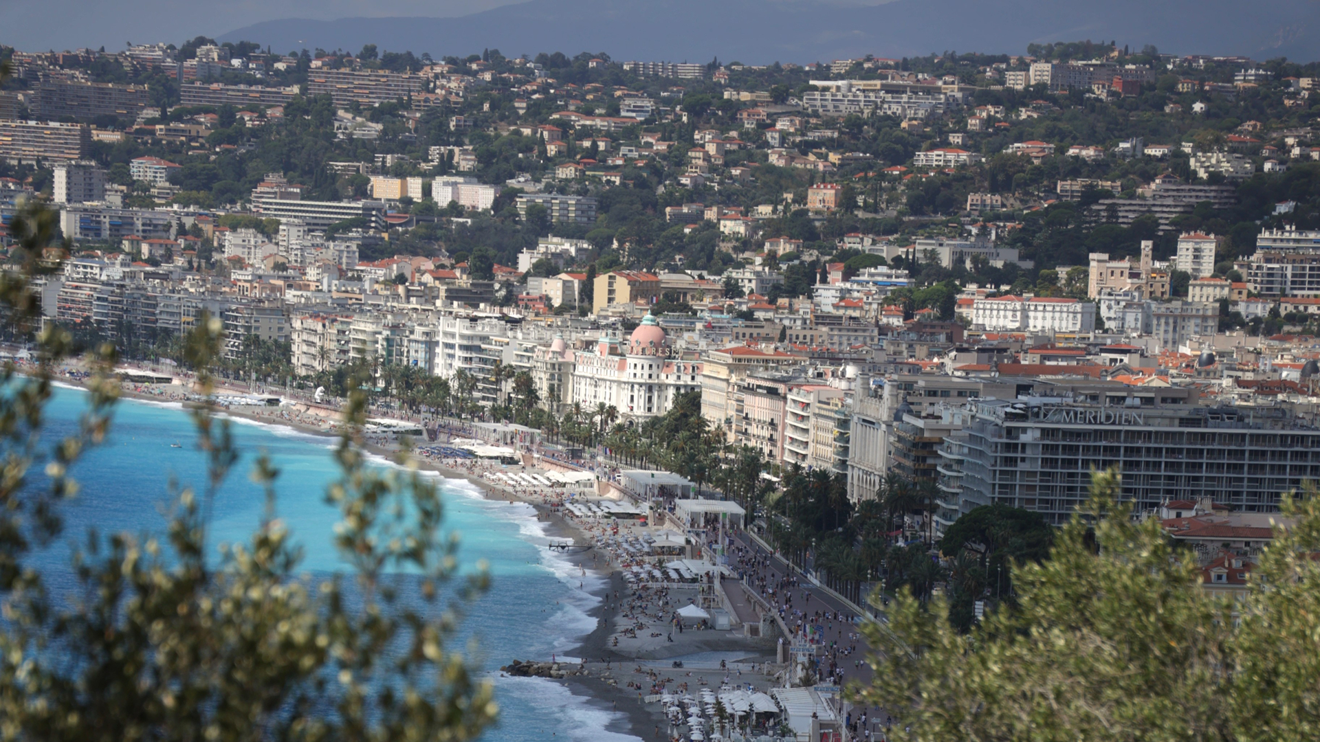 盎格魯街 (Promenade des Anglais)，這條綿長的濱海大道，兩旁林立著棕櫚樹和飯店