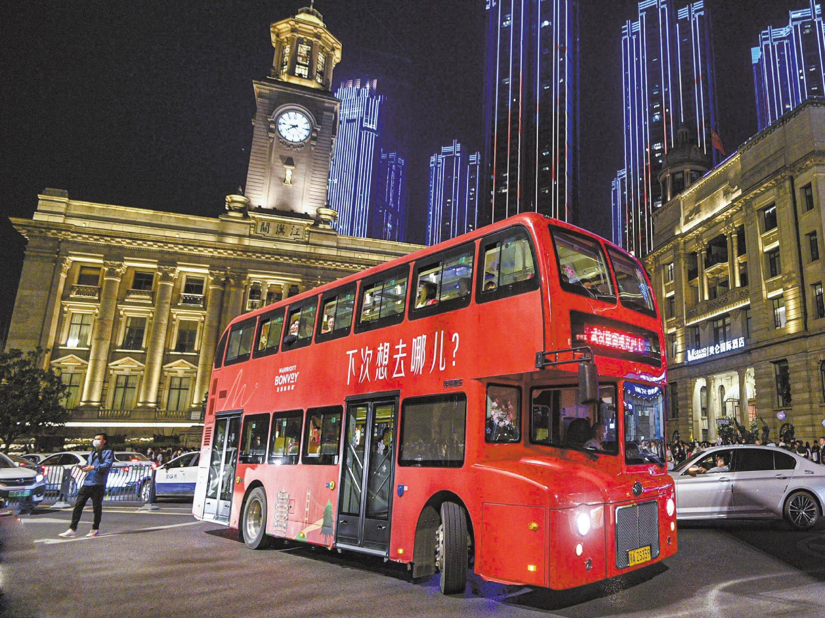 Wuhan Day and Night: British Style Bus & Futuristic Cruise Tour