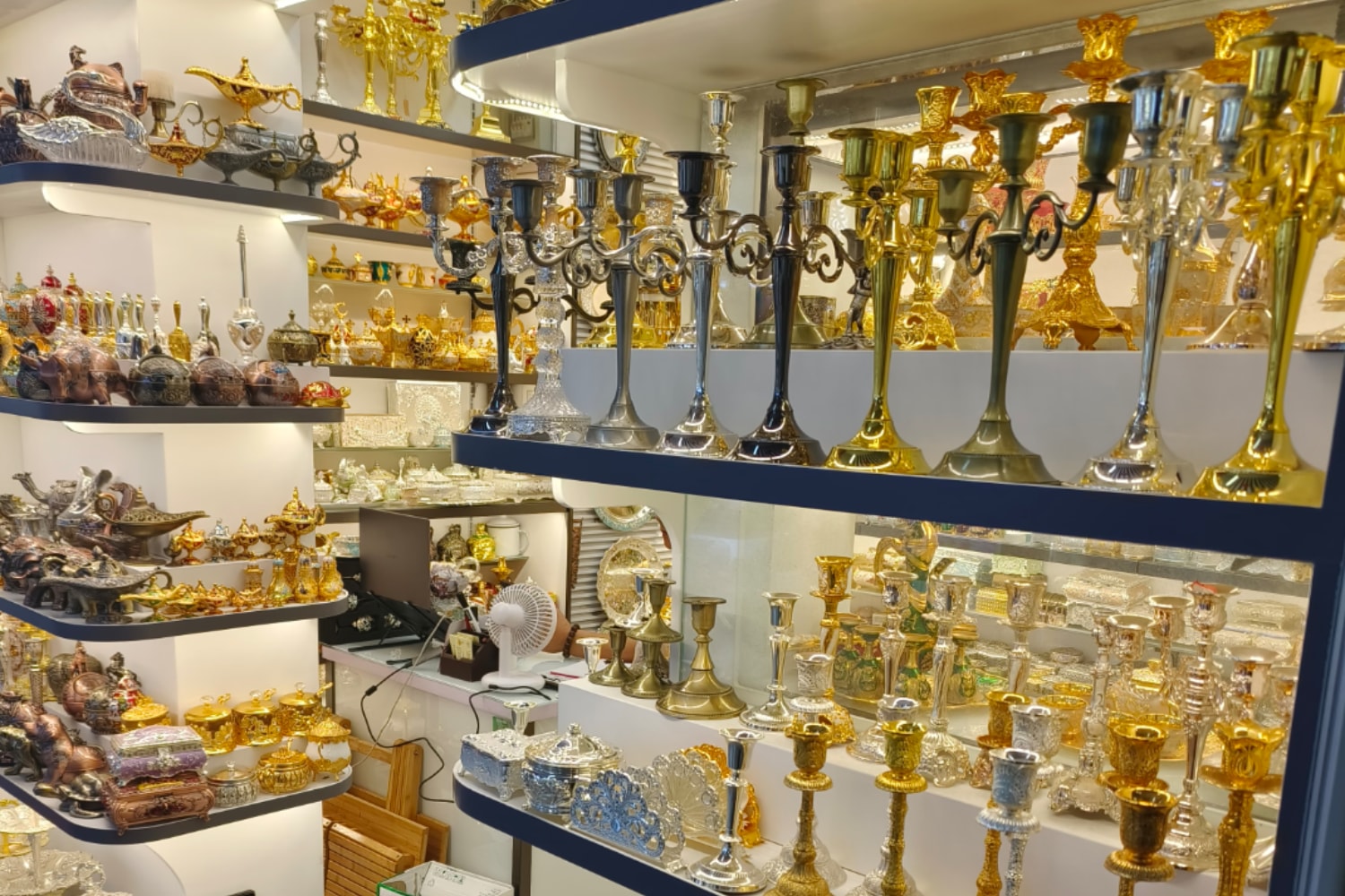 商貿城工藝品商鋪展區陳列各類精緻金屬擺件、工藝飾品,款式豐富做工精巧,依託義烏商貿優勢,各類工藝好物銷往世界各地。 商貿城工藝品商鋪展區陳列各類精緻金屬擺件、工藝飾品,款式豐富做工精巧,依託義烏商貿優勢,各類工藝好物銷往世界各地。