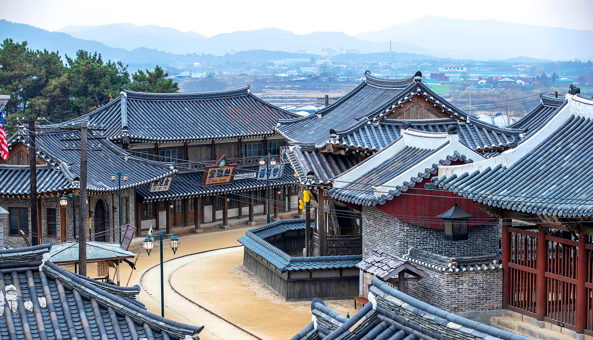 😍 最著名的拍攝地點是位於論山的 Sunshine Studio，這是一個佔地 20,000 平方公尺的場景，設計旨在重現 120 多年前的首爾風貌。