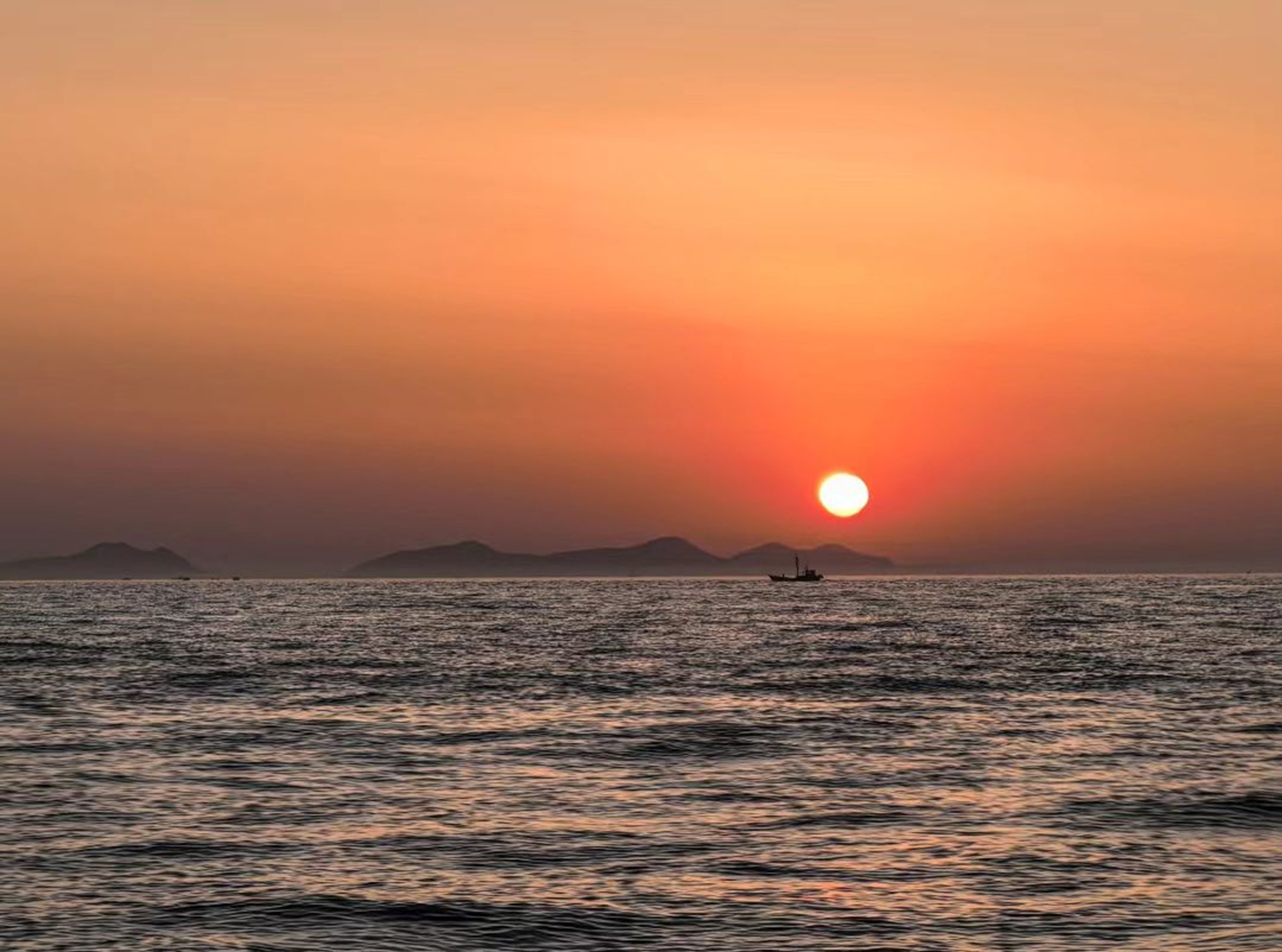 見證朝陽從海平面緩緩升起,金色光芒鋪滿海面,海鷗群在晨光中盤旋,畫面治癒 見證朝陽從海平面緩緩升起,金色光芒鋪滿海面,海鷗群在晨光中盤旋,畫面治癒