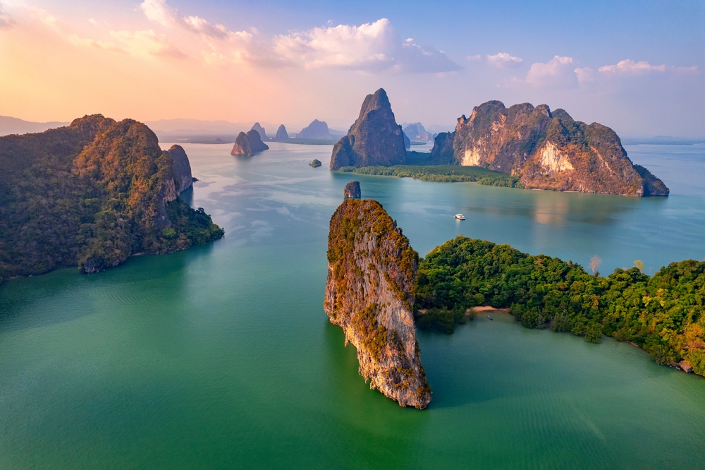Limestone cliffs, hidden lagoons, and calm waves. That’s Hong Island magic.