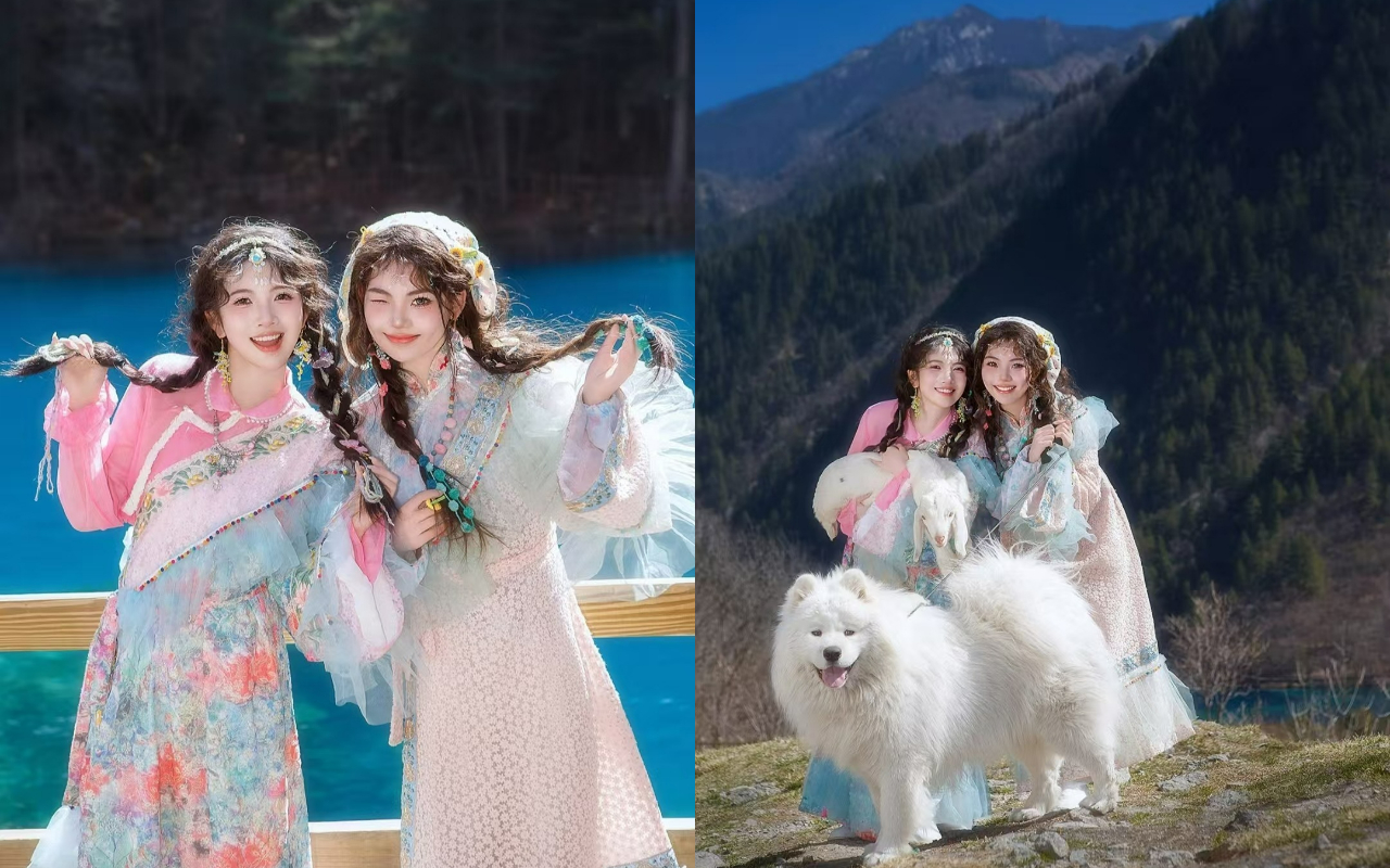 兩位穿粉藍配色民族裙裝的女孩，在湖水與青山前，或俏皮扯辮，或懷抱小羊，滿是青春活力