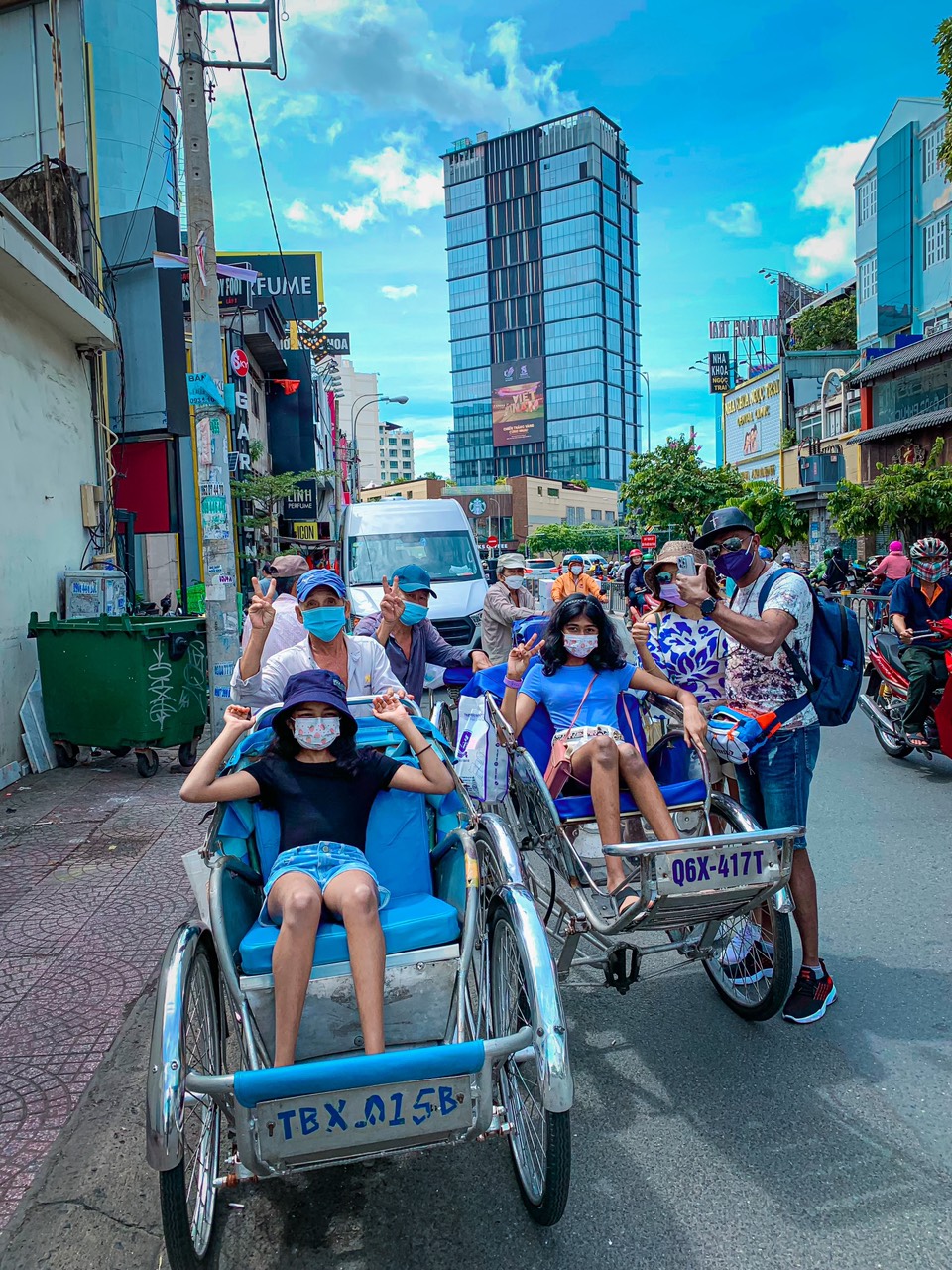 闔家同樂：從城市最佳視角探索胡志明市的熱鬧活力！我們的三輪車之旅提供安全、刺激又道地的方式，讓大人小孩都能深入體驗當地生活。