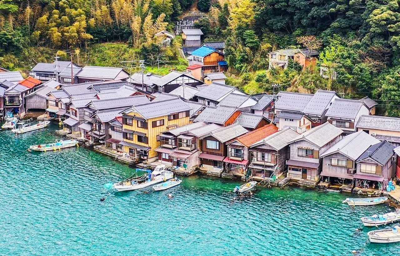 伊根舟屋是木造建築,臨水而建,一樓為船塢,二樓則作為居住空間,這種設計體現了與自然和諧共生的理念。 伊根舟屋是木造建築,臨水而建,一樓為船塢,二樓則作為居住空間,這種設計體現了與自然和諧共生的理念。