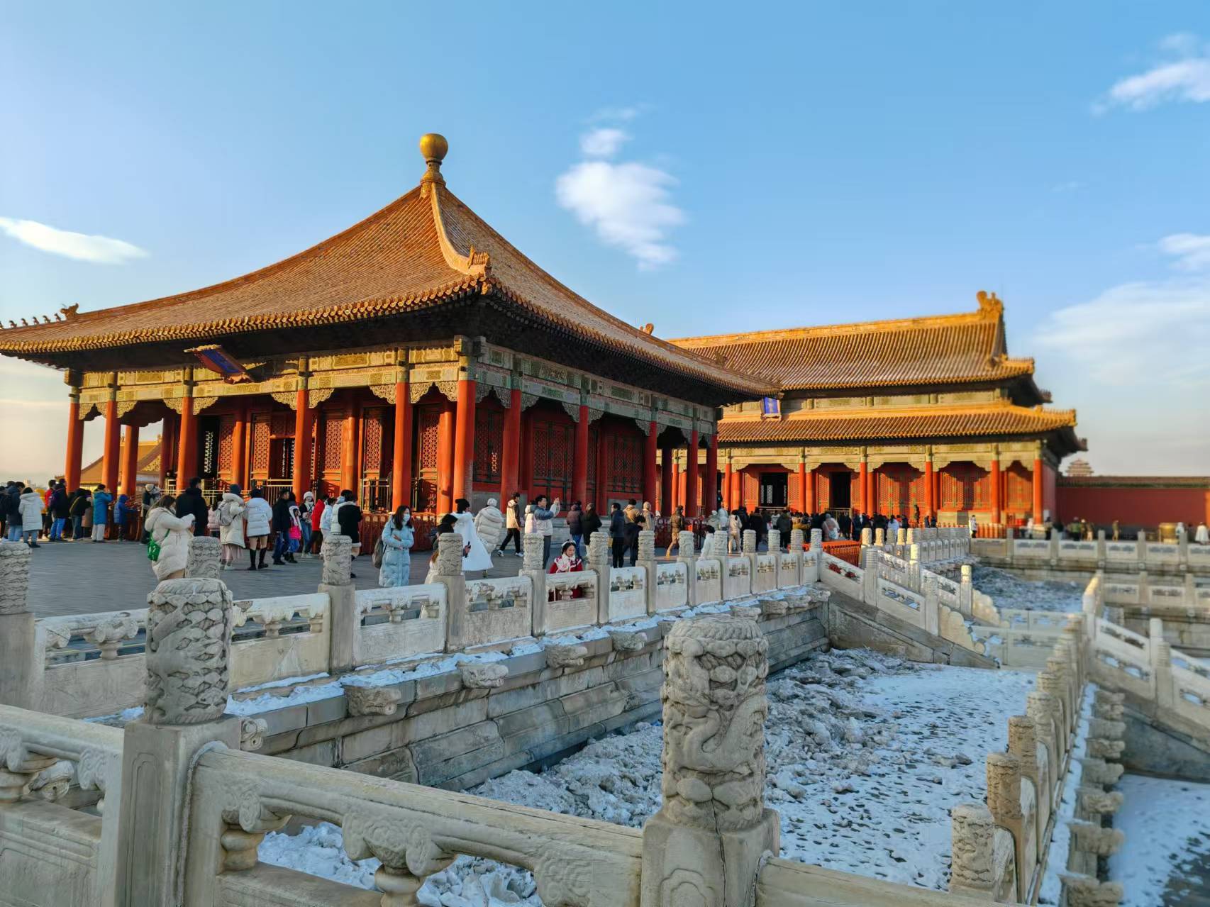 接下來，你將走進故宮的內廷區域—— 這裡是皇帝與后妃的居住生活區，見證了皇家的日常起居與深宮故事。穿過規整的宮殿院落，便來到鑲嵌在故宮中的精緻明珠 —— 御花園。園內古木參天，繁花似錦，亭臺樓閣錯落有致，萬春亭、千秋亭造型獨特且寓意美好，堆秀山上的御景亭更是皇帝重陽節登高望遠之地。導遊會細緻講解御花園的佈局巧思，拆解園內植物與建築的文化寓意，從花草養護到亭臺用途，帶您沉浸式感受皇家園林的精緻典雅。同時，從帝王的日常起居到宮廷的風雲往事，生動的講解會讓故宮的歷史不再塵封，鮮活地展現在你眼前。