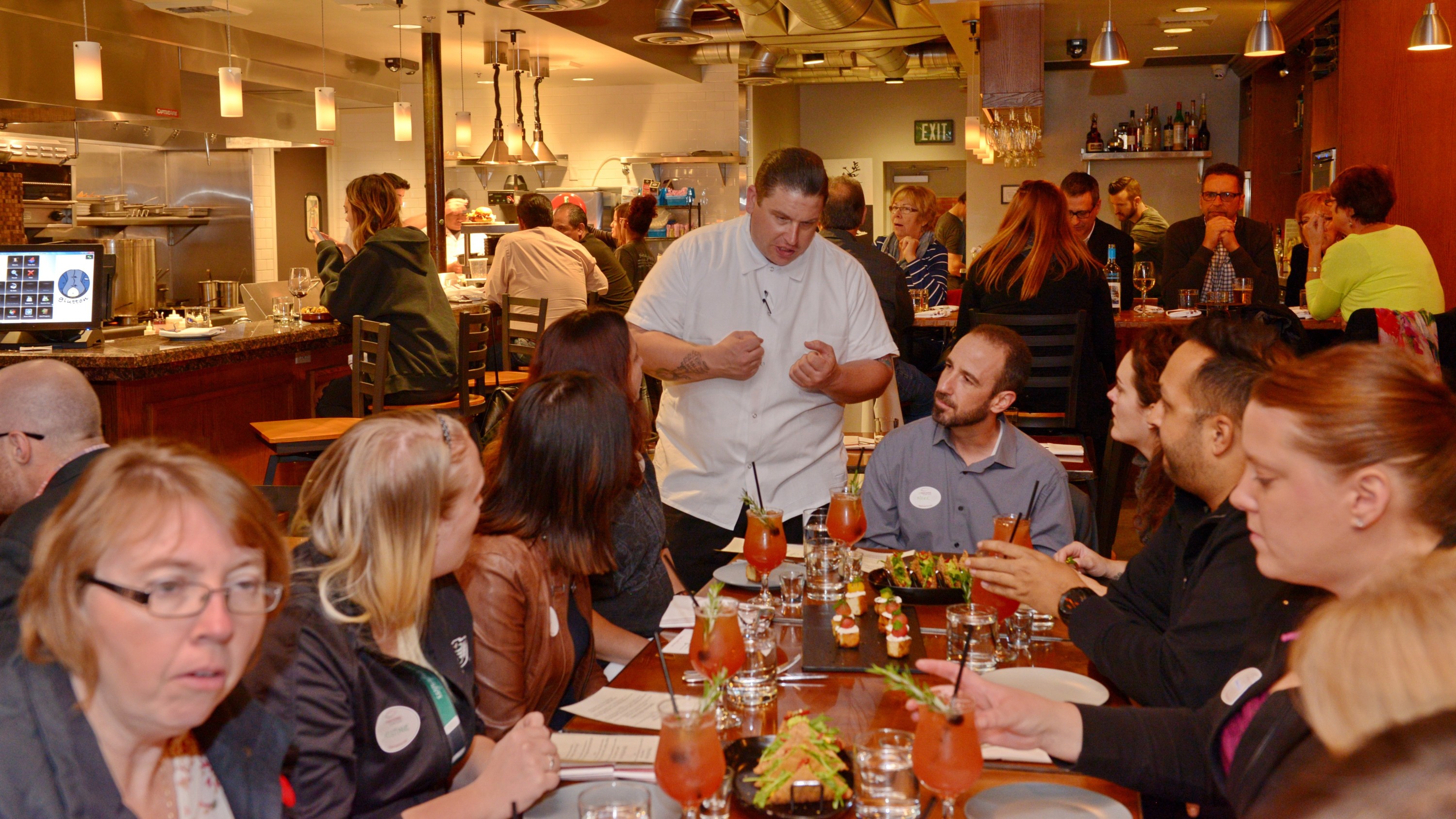 在熱鬧的拉斯維加斯市中心，透過美食體驗分享難忘的時刻與風味。