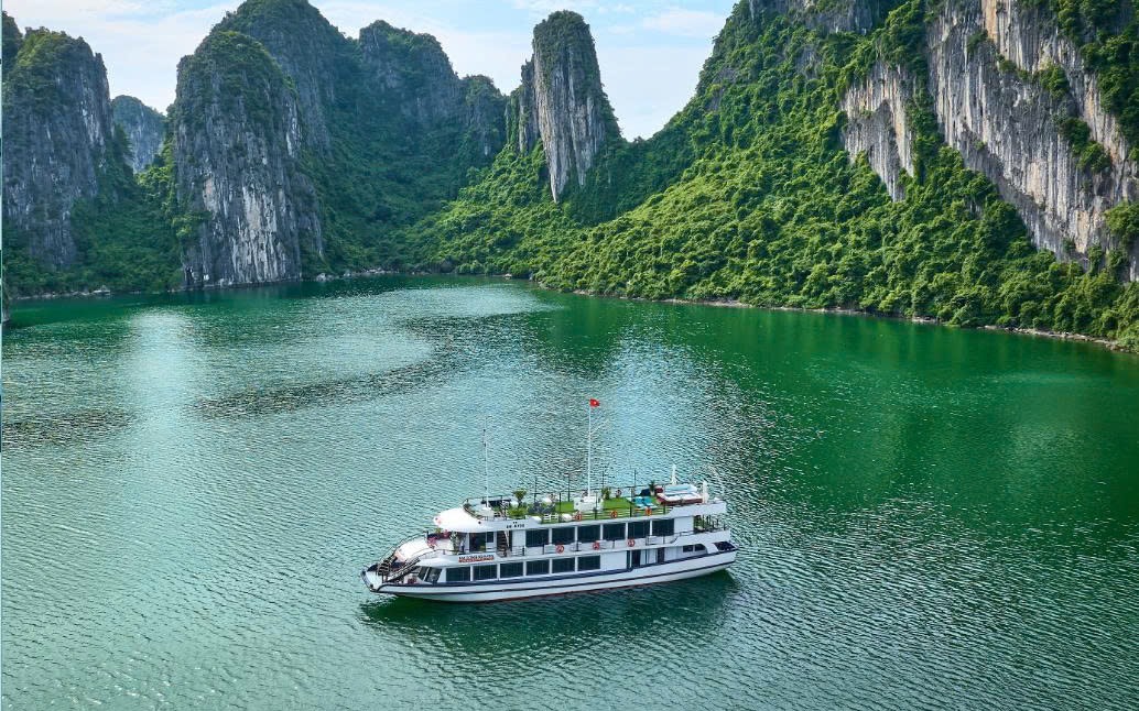 Alova Day Cruise: Ha Long Bay Tour with Sung Sot &  Ti Top