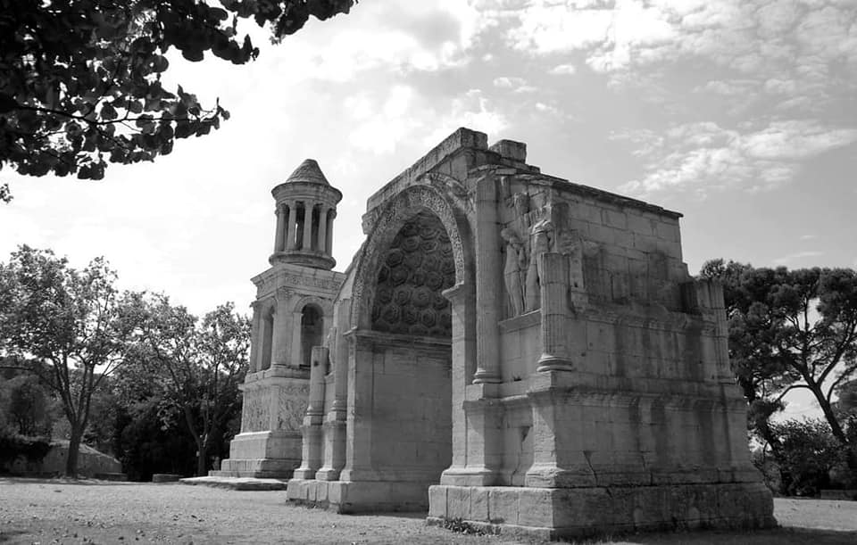 Tour Arles, Les Baux de Provence & St Remy de Provence with a local 