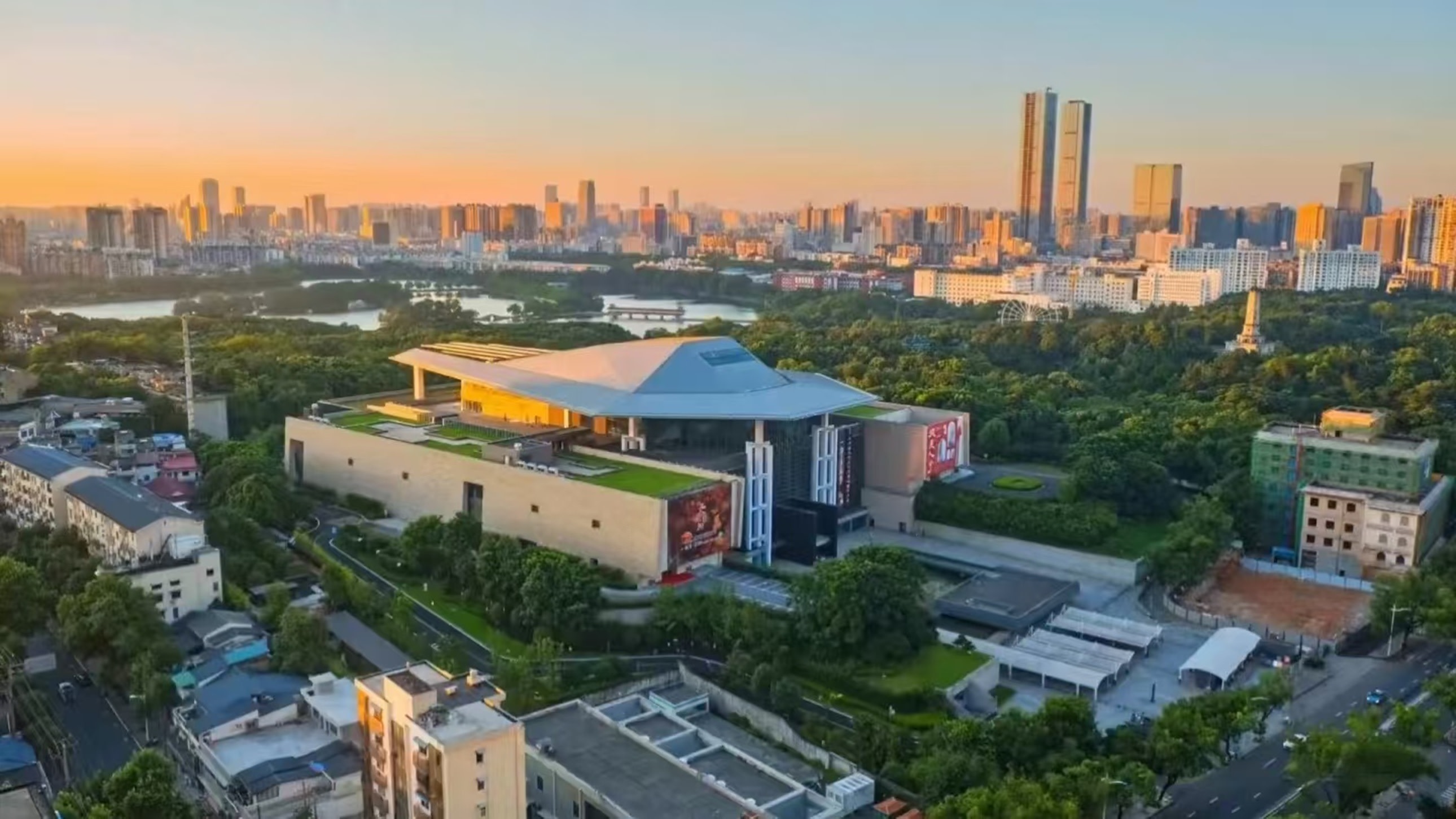 馬王堆漢墓是西漢初期長沙國丞相利蒼及其家屬的墓葬，位於中國中部湖南省的長沙市。1972~1974 年，考古工作者在這裡先後發掘了 3 座西漢時期墓葬