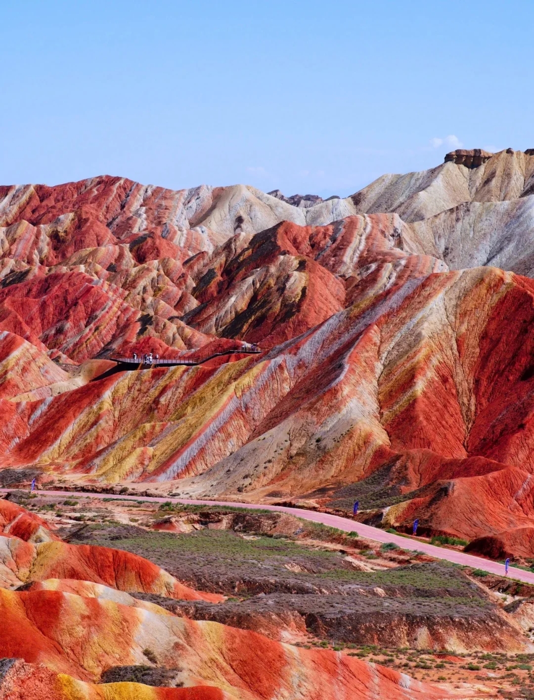 隨後前往【張掖七彩丹霞】,大約下午四點半到達。色如渥丹,燦若明霞。這裡被譽為上帝打翻的調色盤,不僅有如晚霞般的絢爛之色,還有綠、白、灰、青灰等多種色彩。這裡是旅遊勝地,更是攝影愛好者的天堂。大晴天的時候風光更美,夏日出行請做好防曬。 隨後前往【張掖七彩丹霞】,大約下午四點半到達。色如渥丹,燦若明霞。這裡被譽為上帝打翻的調色盤,不僅有如晚霞般的絢爛之色,還有綠、白、灰、青灰等多種色彩。這裡是旅遊勝地,更是攝影愛好者的天堂。大晴天的時候風光更美,夏日出行請做好防曬。