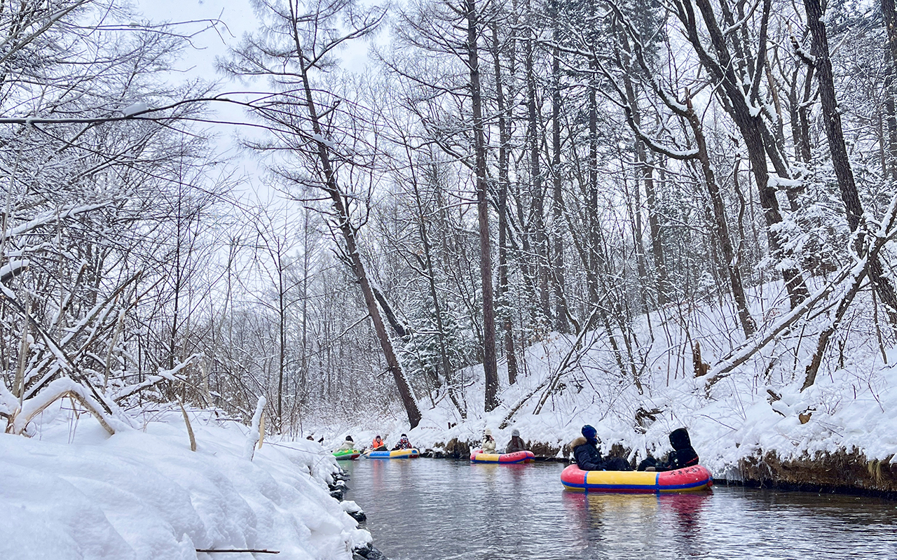 D6:抵達【雪地漂流】,冬季白雪環繞之下,冬季白雪皚皚,這長白山的支流卻始終不凍,流水潺潺,在長白山的溫泉河中漂流,看流水、霧凇(視天氣情況),彷彿仙境一般。我們乘坐小船漂浮於水面,兩岸得風景盡收眼底,真是一次奇妙的體驗! D6:抵達【雪地漂流】,冬季白雪環繞之下,冬季白雪皚皚,這長白山的支流卻始終不凍,流水潺潺,在長白山的溫泉河中漂流,看流水、霧凇(視天氣情況),彷彿仙境一般。我們乘坐小船漂浮於水面,兩岸得風景盡收眼底,真是一次奇妙的體驗!