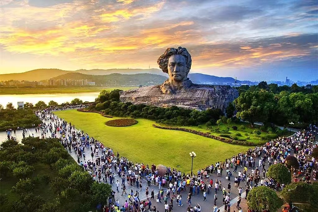 坐落於長沙橘子洲頭的毛澤東青年藝術雕塑，通過偉人文化為名洲增色，是紅色之洲的代表作。雕塑的頭部通過表情刻畫來展現一個在橘子洲頭沉思的毛澤東，表現青年毛澤東的“心憂天下”