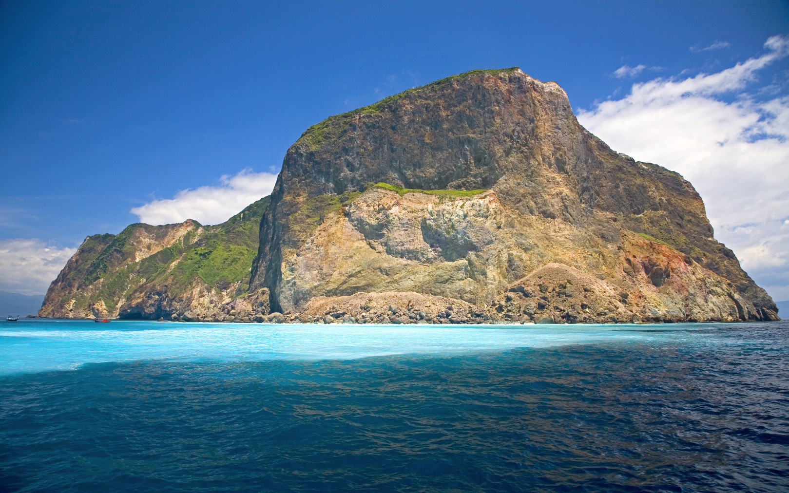 Gueishan Island Whale & Dolphin Watching & Animal Farm & Kavalan Whisky Distillery & National Center for Traditional Arts Day Tour