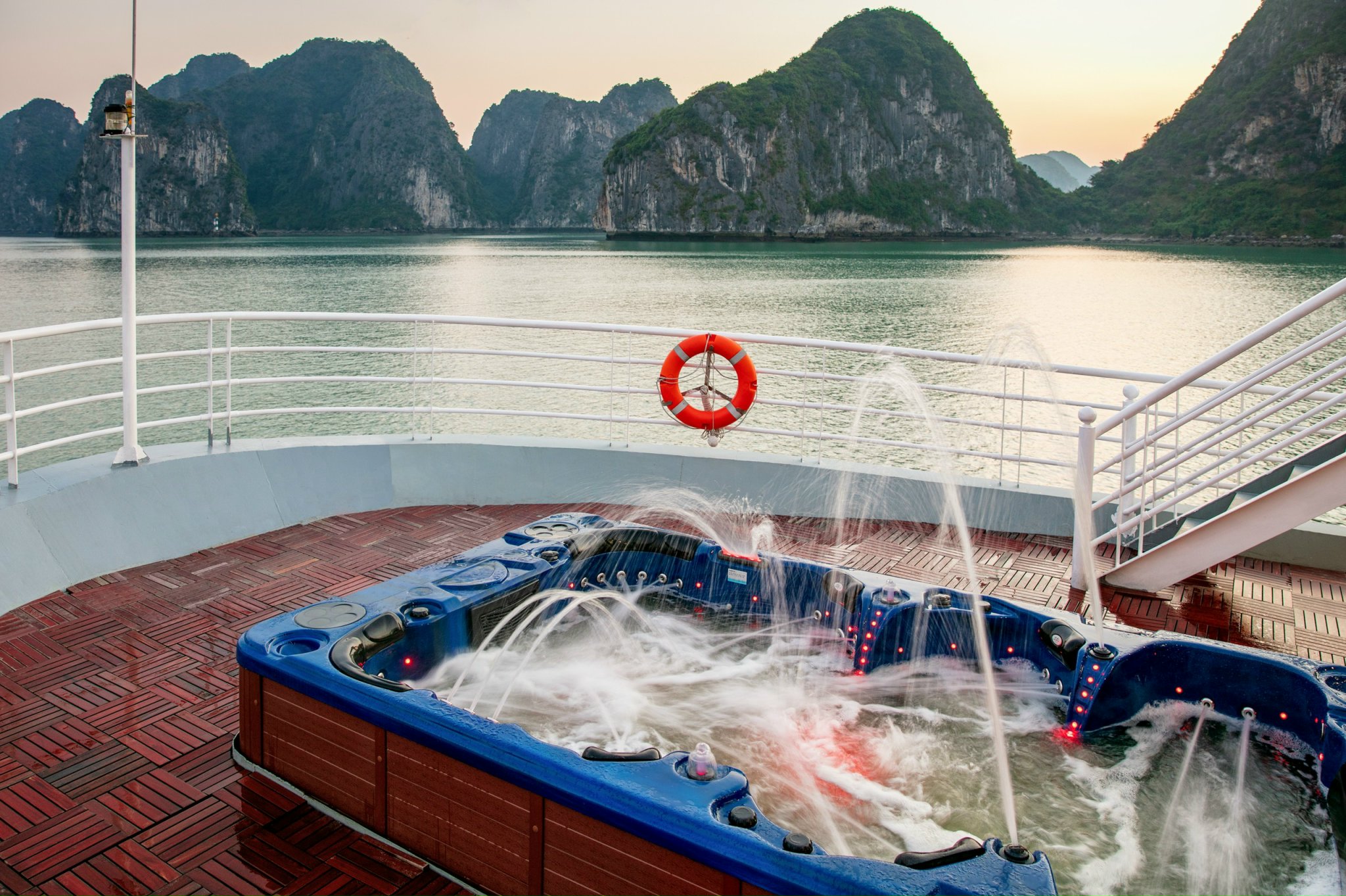 【新路線】蘭哈灣2天1夜巡航之旅（5 Star Dragon Bay Cruise提供）