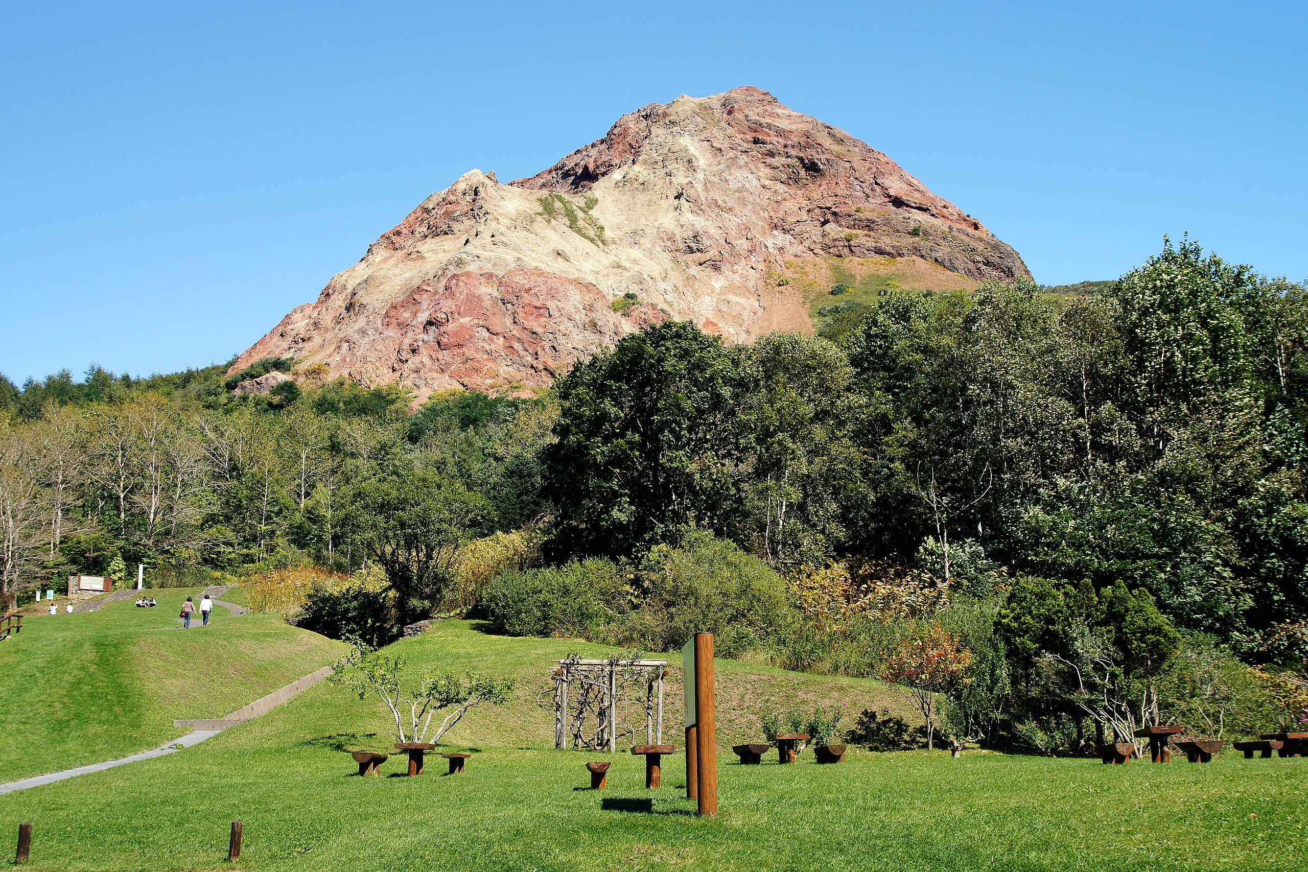 昭和新山：近距離觀察仍在冒菸的活火山，瞭解其因1943年大地震而突然形成的奇特地質歷史。