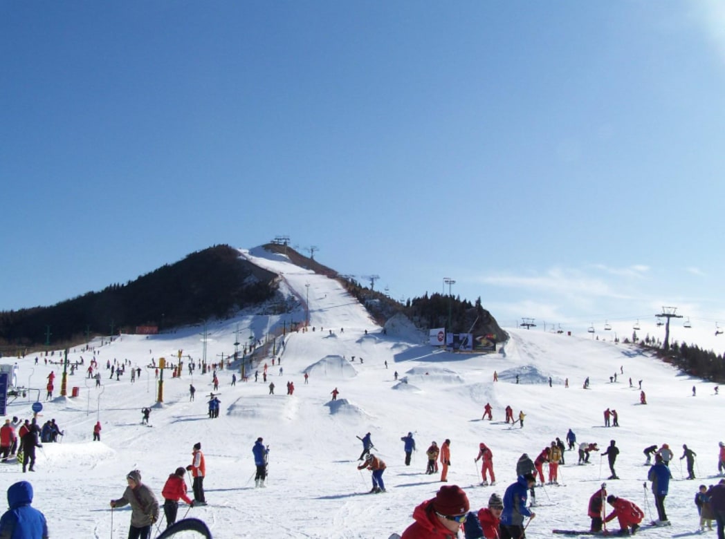 懷北滑雪場地處北京懷柔區，從市區駕車約 1.5-2 小時可達，雖場地規模相對小巧，擁有三條滑雪纜車、六條拖牽道和一條魔毯，遊客乘坐纜車可穿梭長城，欣賞壯麗雪景，周邊還能看到 “夾扁樓” 等獨特長城景觀。
您的專屬司機會從您的飯店全程接送，抵達後在停車場等候返程，無需操心交通銜接。您可自由進入雪場暢玩，滑雪時能近距離眺望黃花城水長城的壯麗景緻，體驗感別具特色。​
作為冬季小眾冰雪好去處，這裡雪道設計適配需求，無論有無滑雪基礎，都能在緊湊舒適的場地中，享受滑雪與賞景兼顧的冬日樂趣。