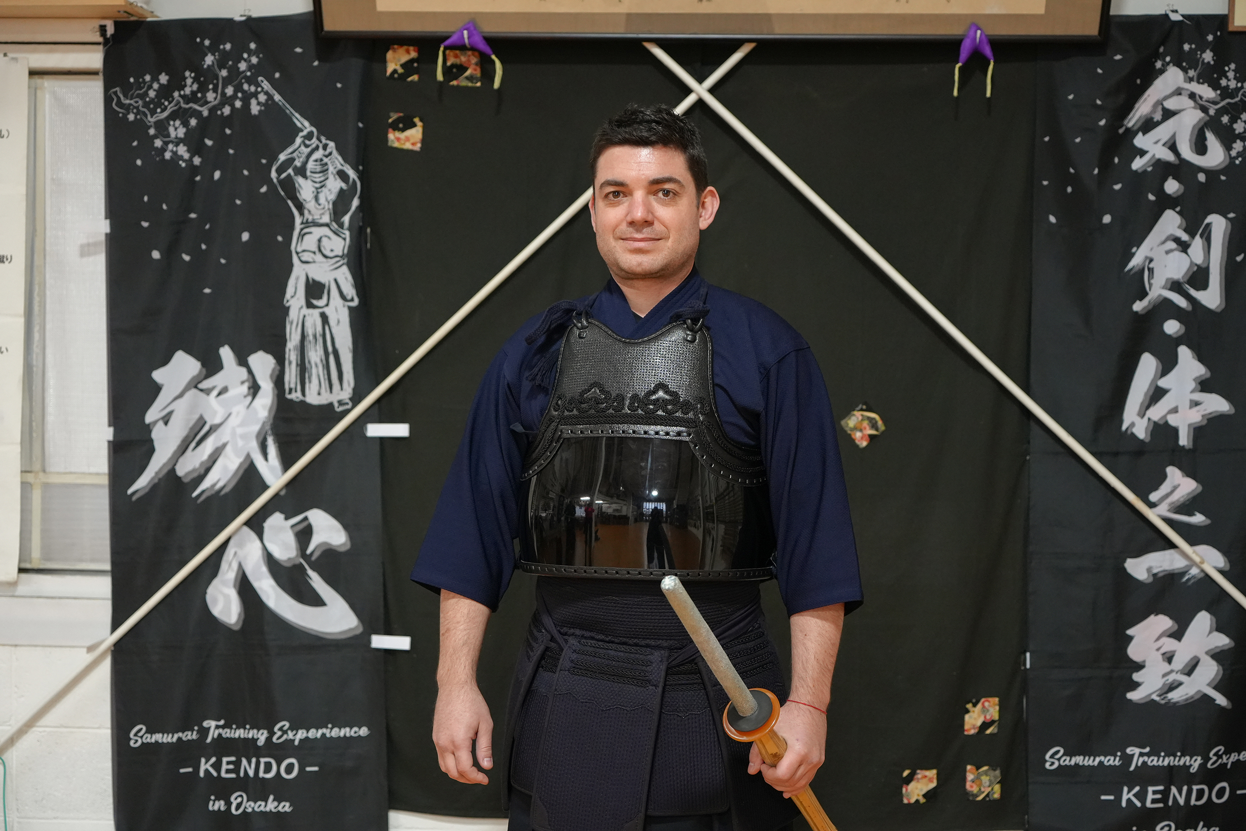 手持竹劍、穿戴護具，留下帥氣身影