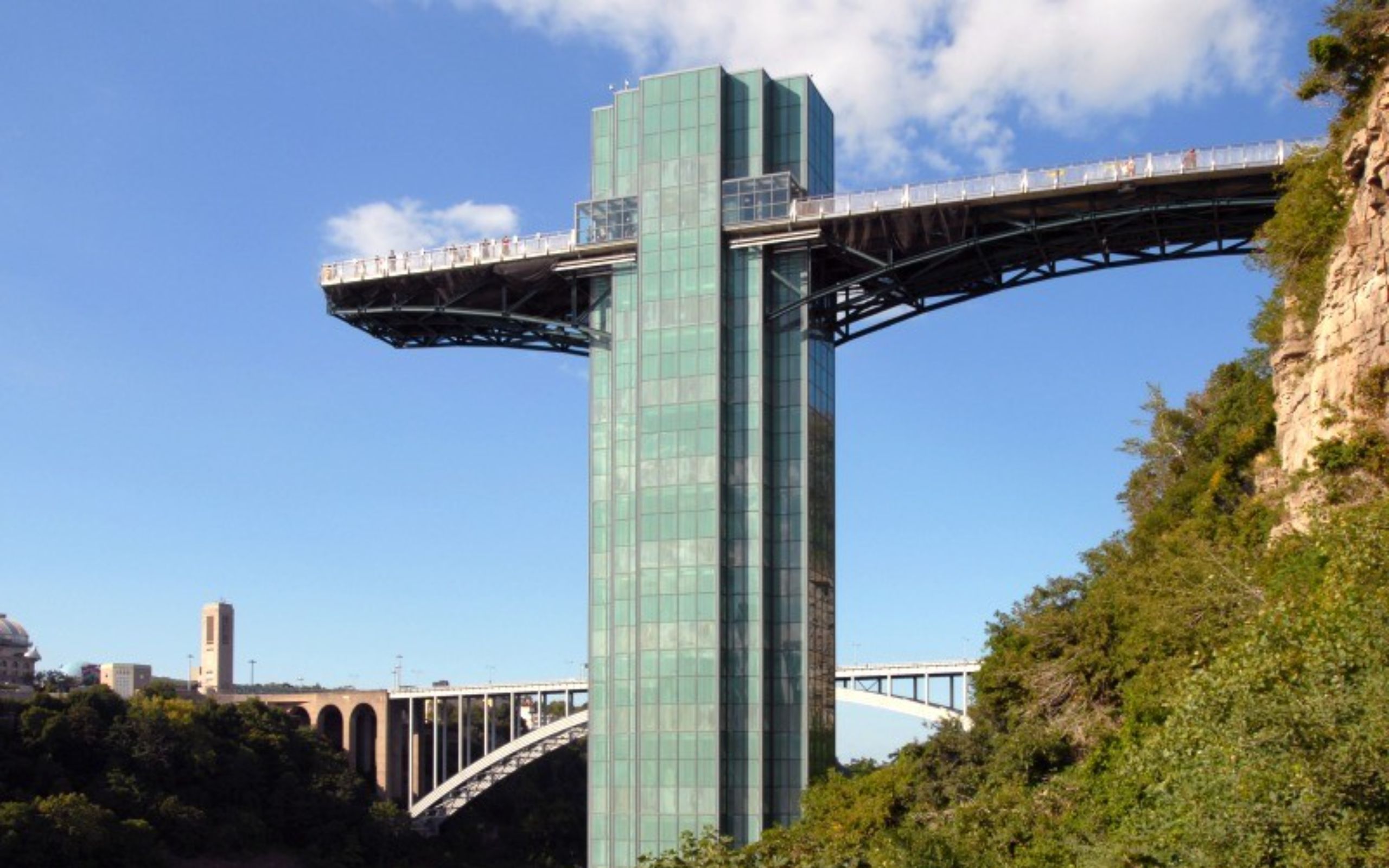 搭乘電梯前往觀景台，將尼加拉瀑布壯麗的懸崖和河流的絕美景色盡收眼底。