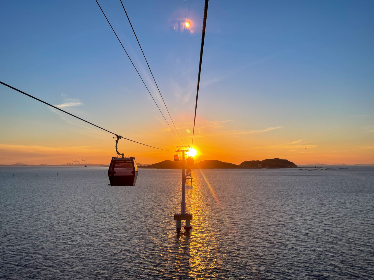 乘坐濟扶島海上纜車，在潮灘和水晶般湛藍的海面上享受風景優美的旅程，欣賞只有濟扶島才能提供的無與倫比的海岸線、古樸的漁村和風景如畫的景色。