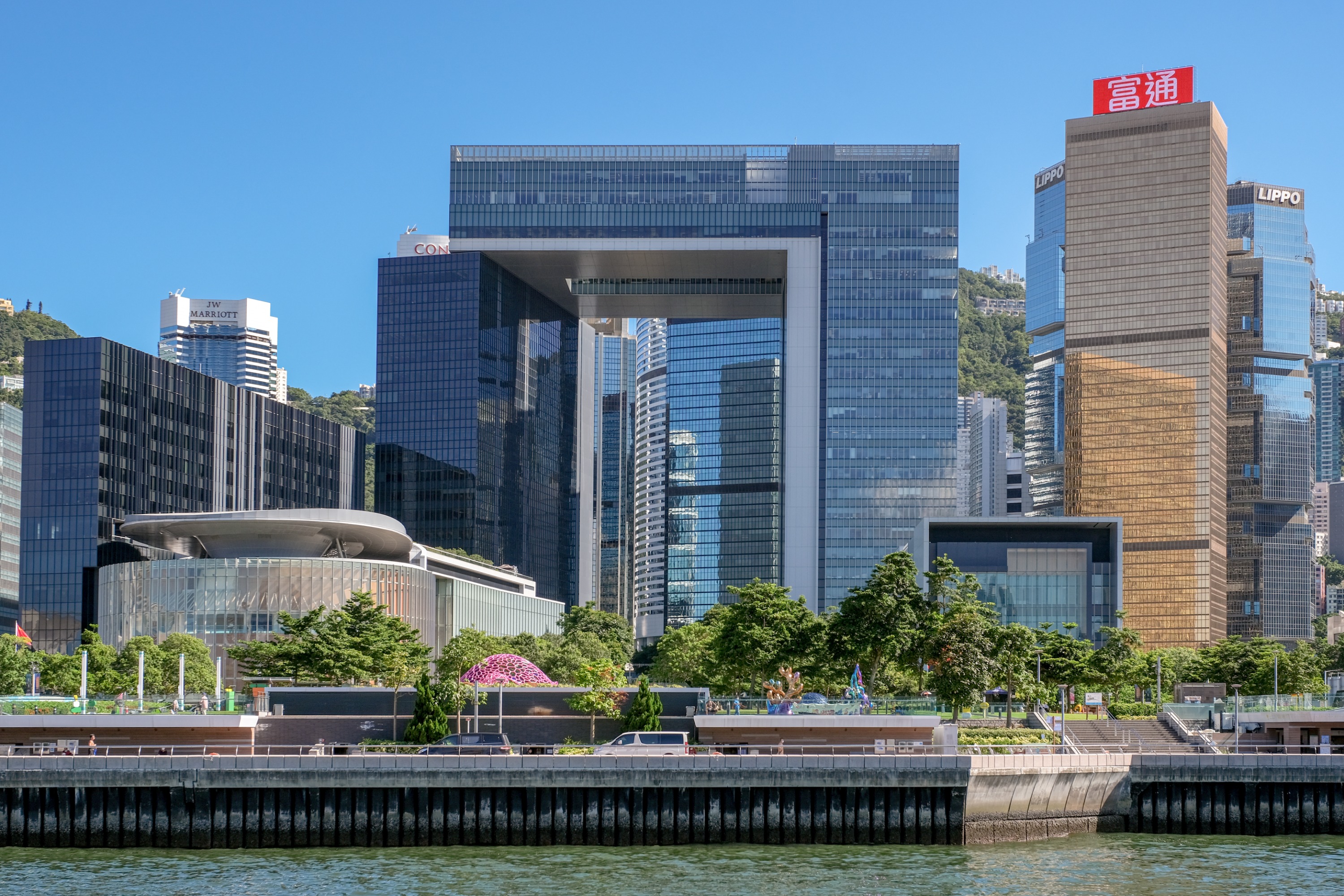 沿途欣賞國際金融中心、香港匯豐銀行大廈、港島中銀大廈及香港會展覽中心等香港著名地標,見證香港建築卓越成就 沿途欣賞國際金融中心、香港匯豐銀行大廈、港島中銀大廈及香港會展覽中心等香港著名地標,見證香港建築卓越成就