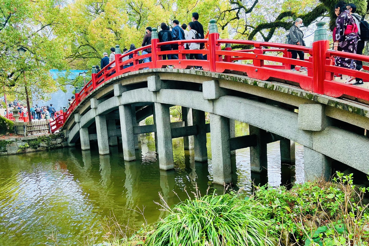 通往神社的聖橋是通往大殿的主要路徑,象徵著從凡俗世界到神聖空間的過渡。這座橋提供了美麗的景色,使其成為拍照和欣賞周圍環境的絕佳地點。 通往神社的聖橋是通往大殿的主要路徑,象徵著從凡俗世界到神聖空間的過渡。這座橋提供了美麗的景色,使其成為拍照和欣賞周圍環境的絕佳地點。