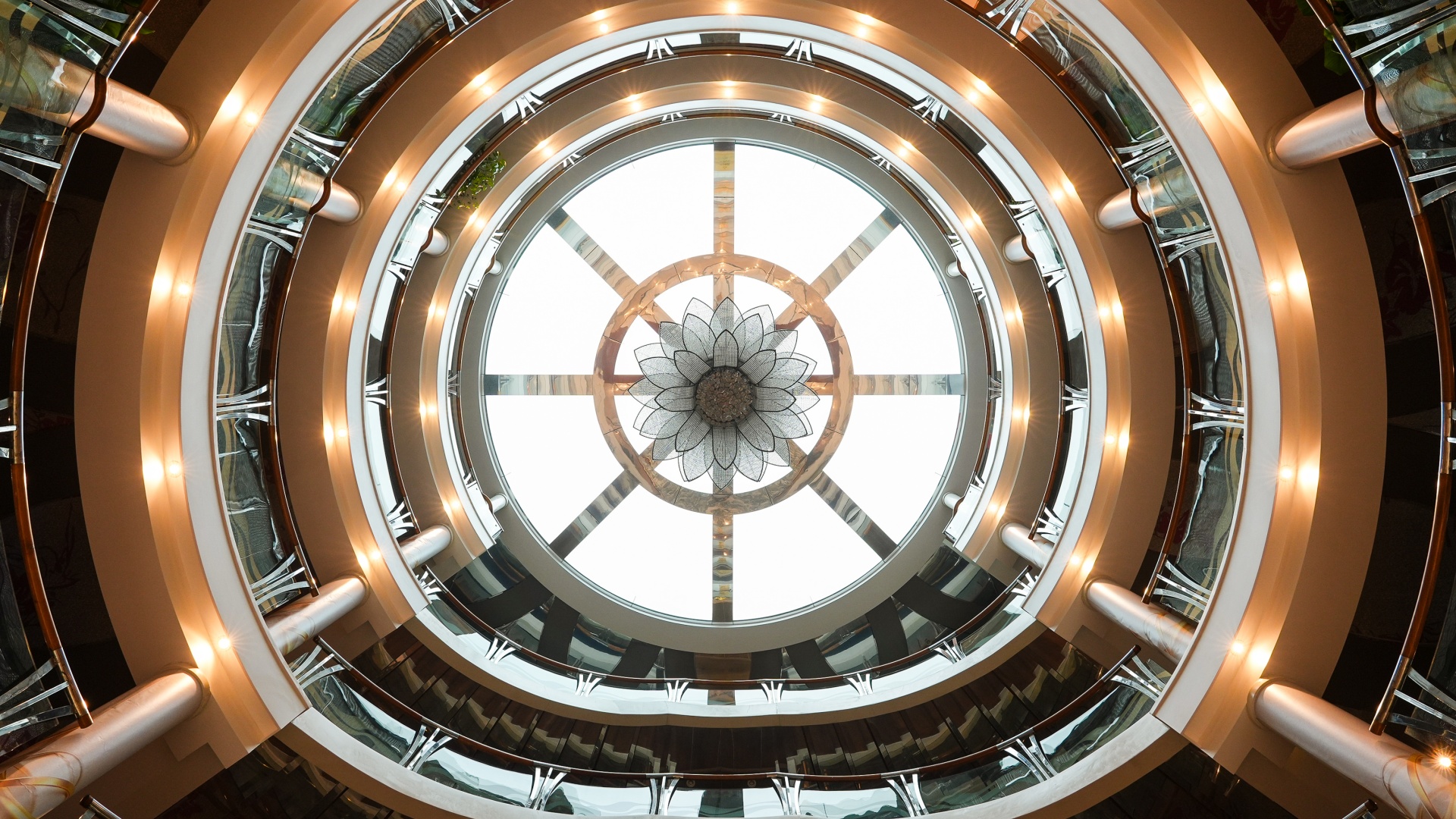 中鏤空大廳，極具特色的裝修風格