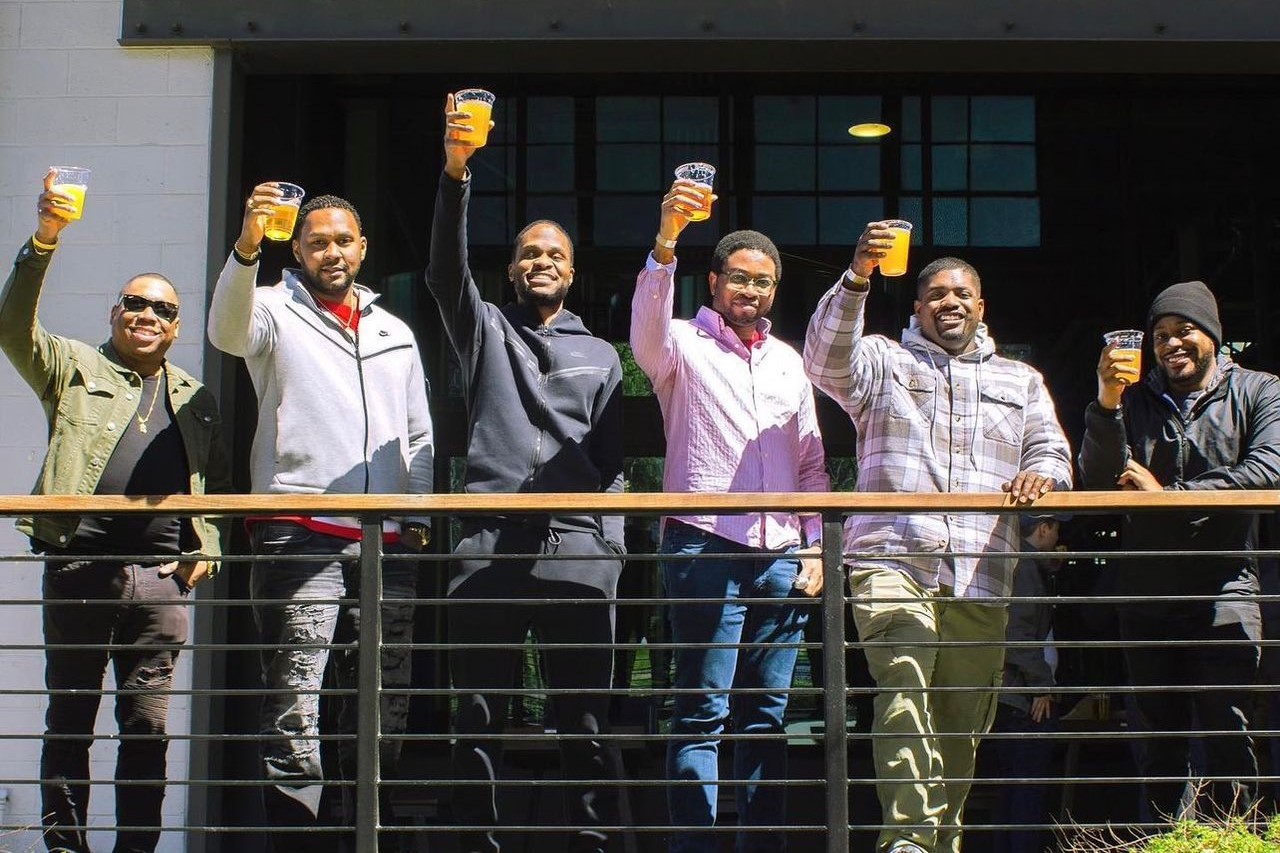 歡呼聲四起，一群活潑的男孩碰杯慶祝這一刻