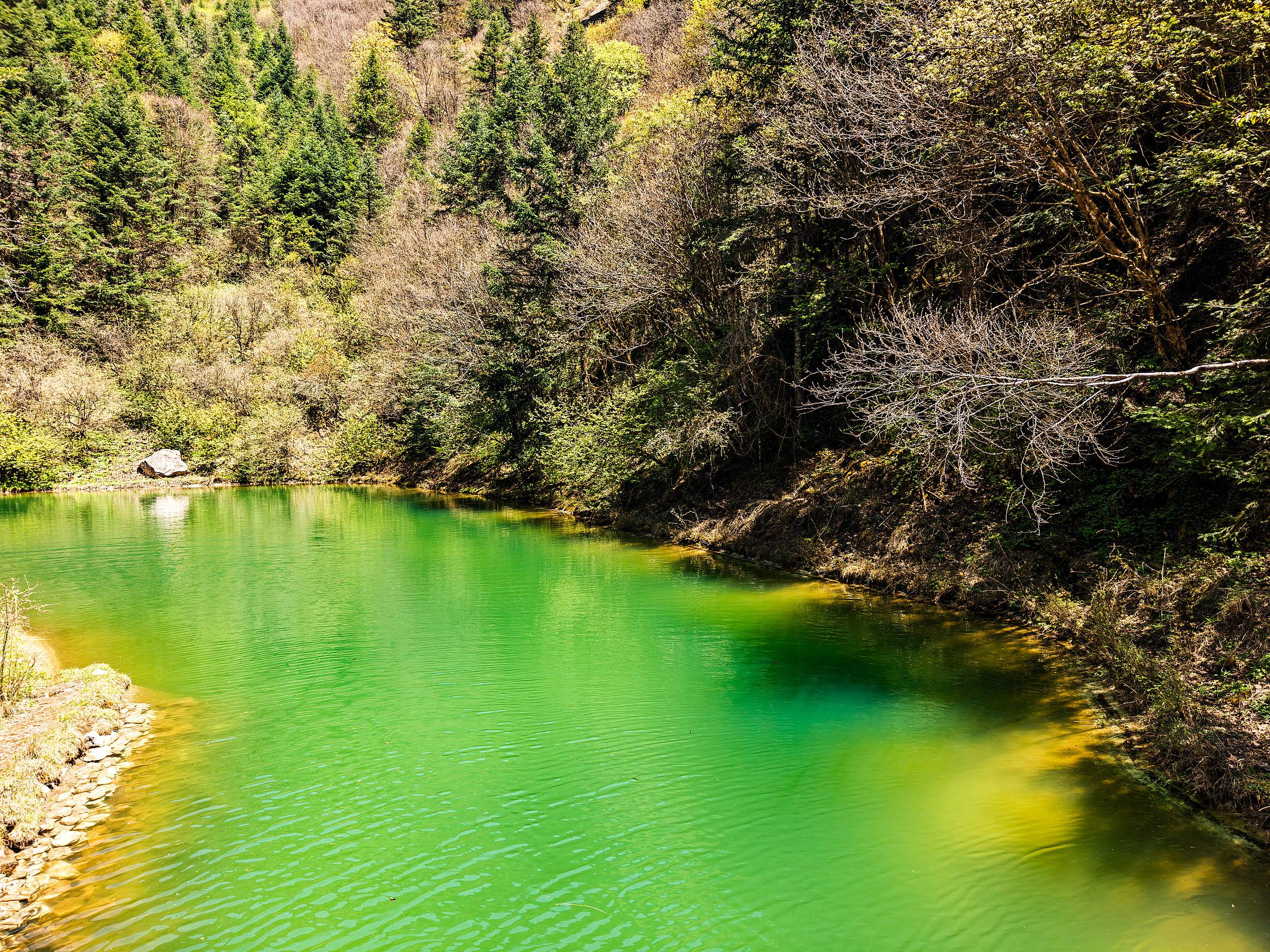 鵝嫚溝：環境優美，空氣清新，風景如畫。這裡山嶺重疊、有股縱橫。