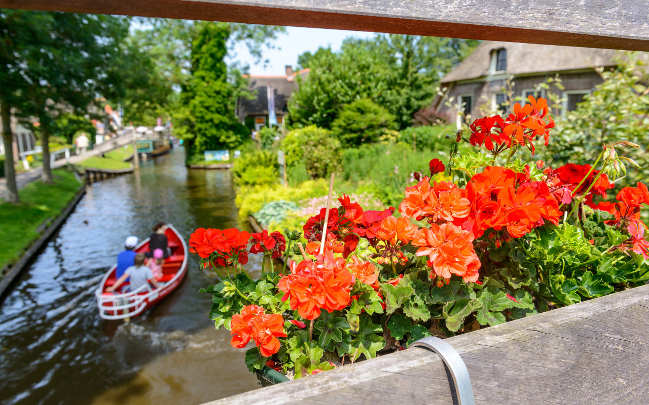 Giethoorn Day Trip with Canal Tour from Amsterdam