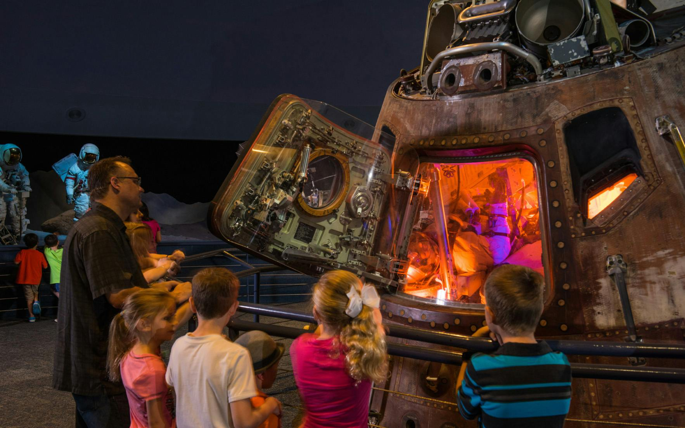 參觀者正在參觀歷史悠久的航天飛機展覽的詳細內部