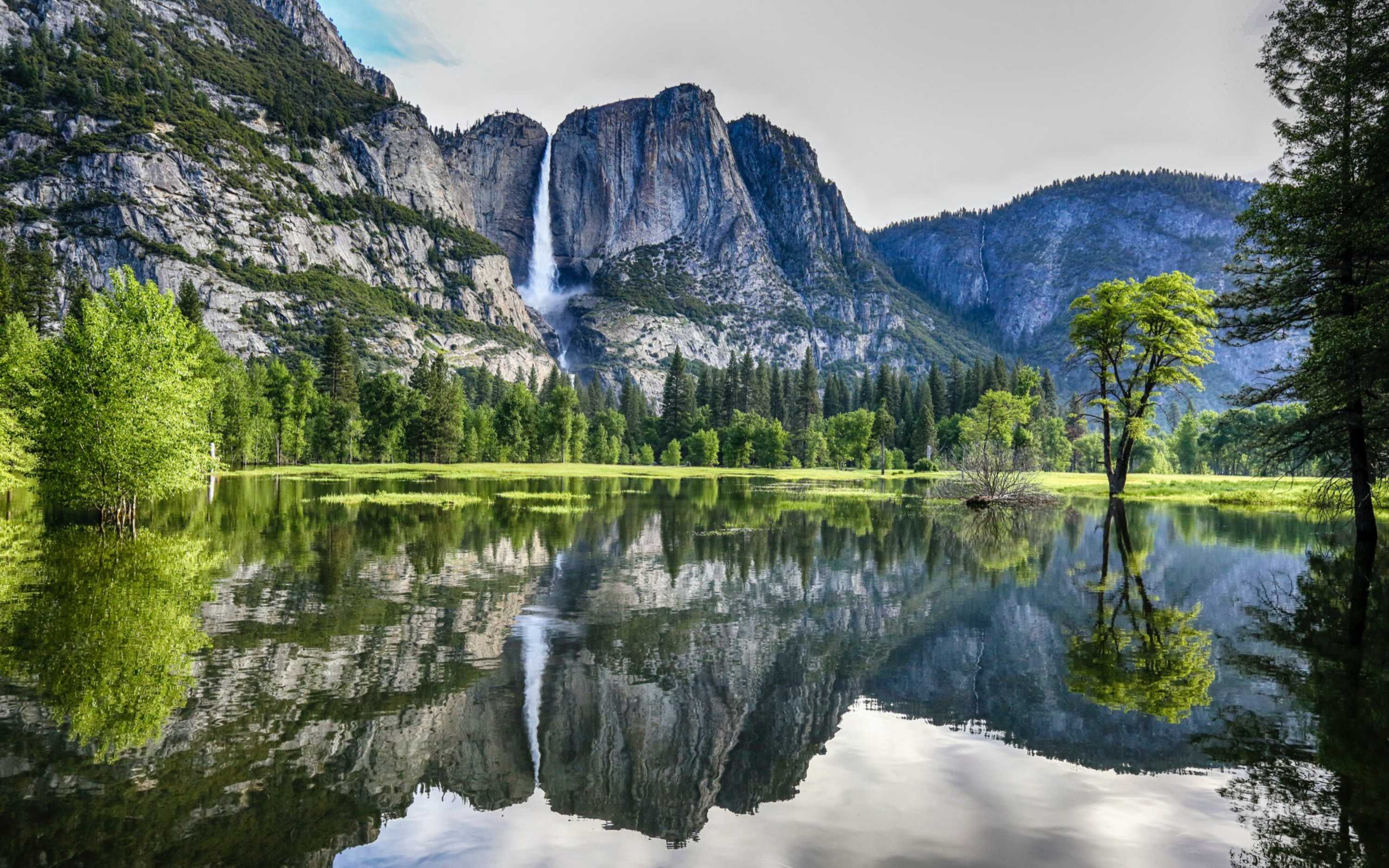 捕捉優勝美地瀑布和懸崖在平靜的山谷水域中如鏡面般的驚豔倒影