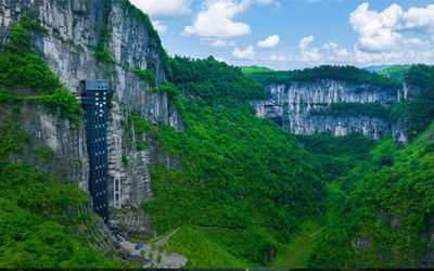 採用三臺雙層全景觀光電梯並列分體運行，每臺一次載客 52 人，運行速度為每秒 3 米，三臺同時運行 1 天客運量達 15000 人次。其運行高度115 米，從頂端到谷底僅需 60 秒，增加了遊客鳥、俯視、遠眺的功能，站在電梯內可以從不同角度觀賞奇特的喀斯特風光