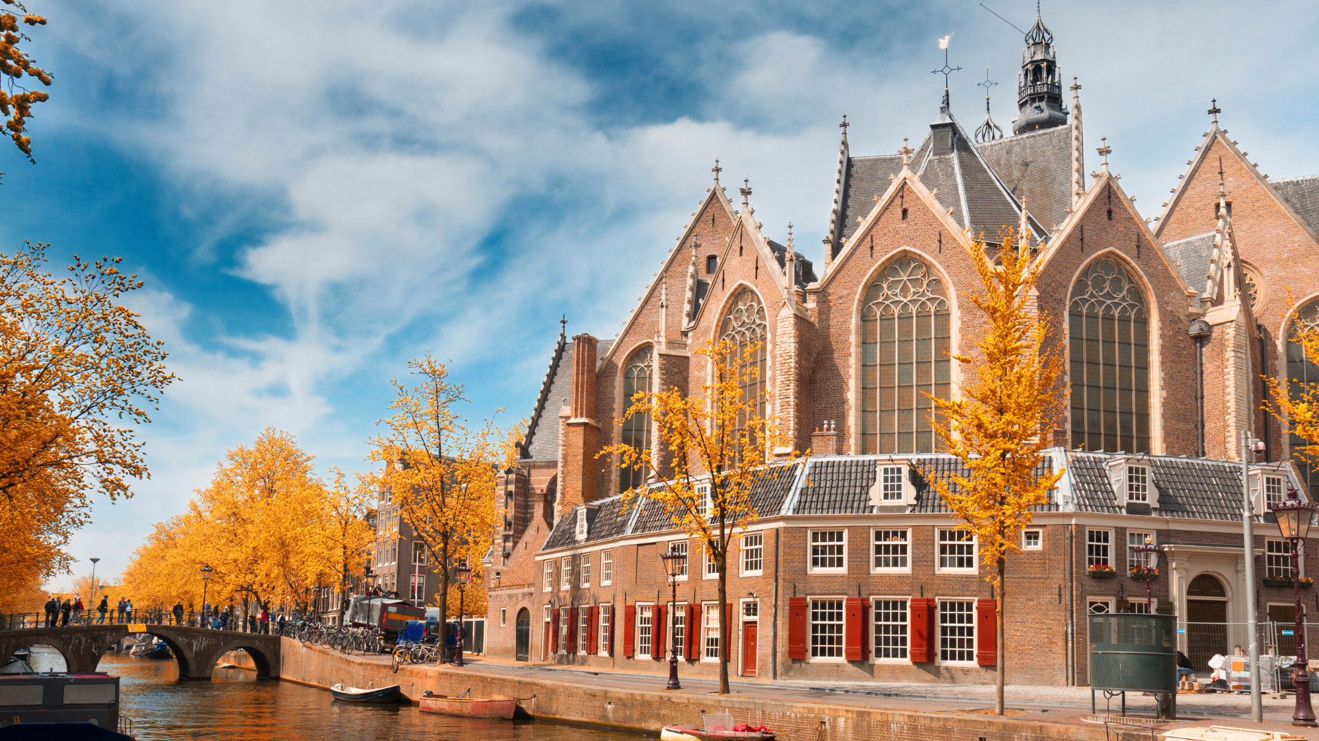 新教堂 (Nieuwe Kerk) 是一座位於阿姆斯特丹水壩廣場 (Amsterdam's Dam Square) 上的 15 世紀哥德式教堂，以其歷史悠久的建築和世界一流的展覽而聞名。