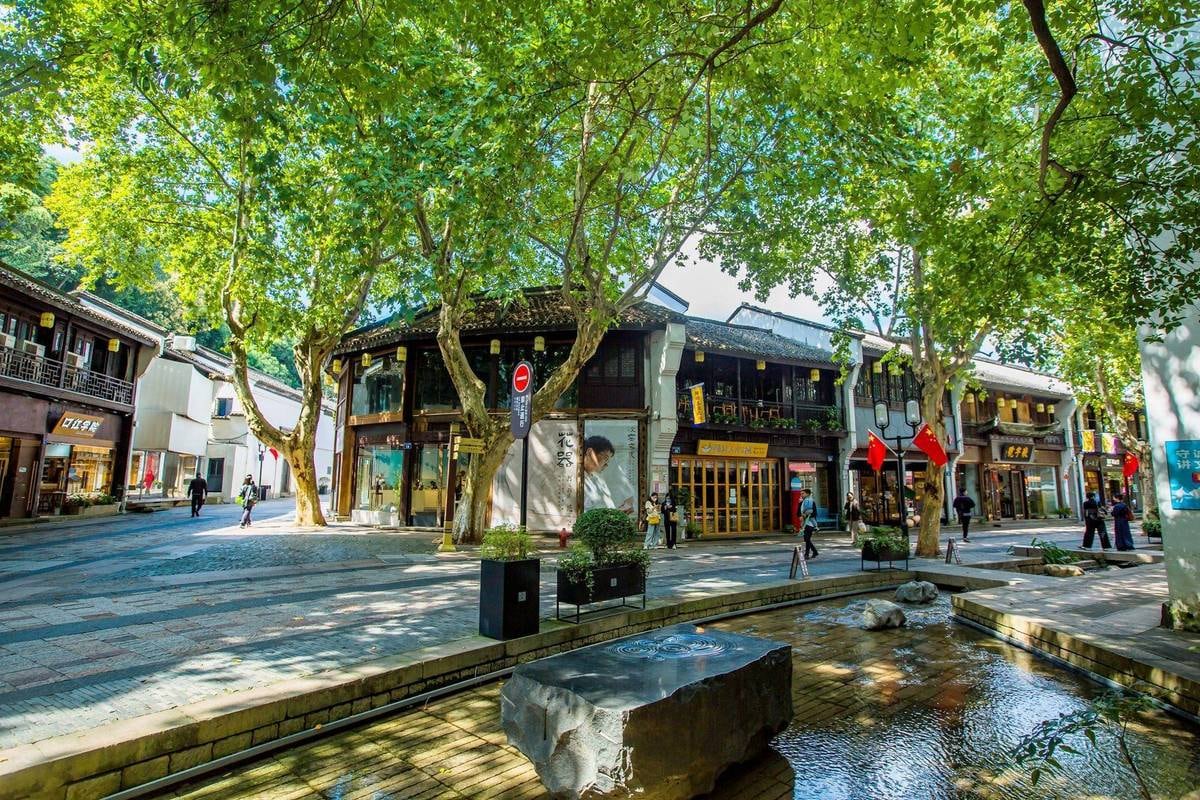 清河坊是杭州城鎵著千年菸火的老街，青石板路蜿蜒於明清古建間，老字號店鋪與手作工坊錯落有致，茶香、藥香與市聲交織，將吳越風華釀成一壺可品味的時光佳釀。